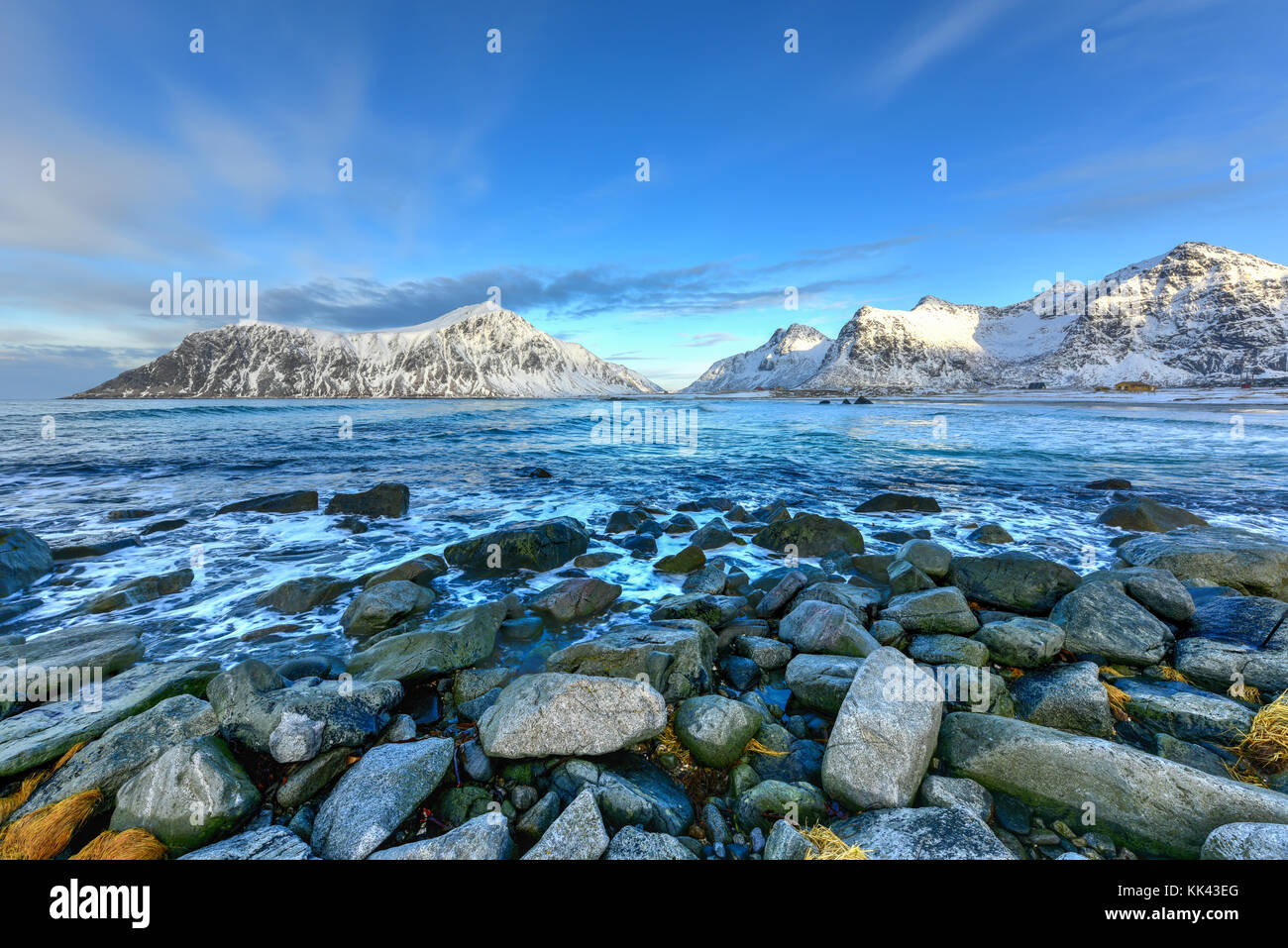 Skagsanden beach dans les îles Lofoten, norvège en hiver. Banque D'Images