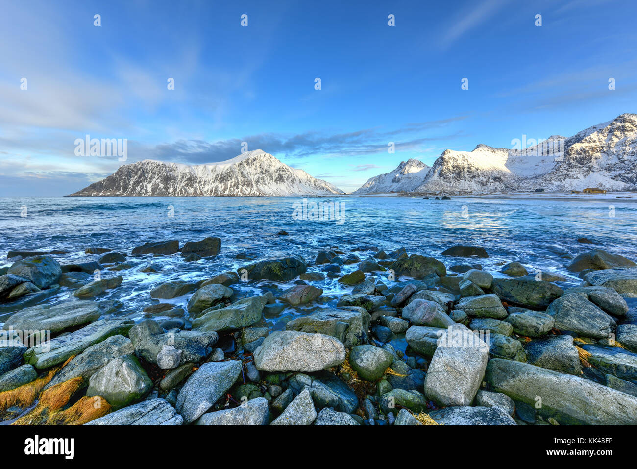 Skagsanden beach dans les îles Lofoten, norvège en hiver. Banque D'Images