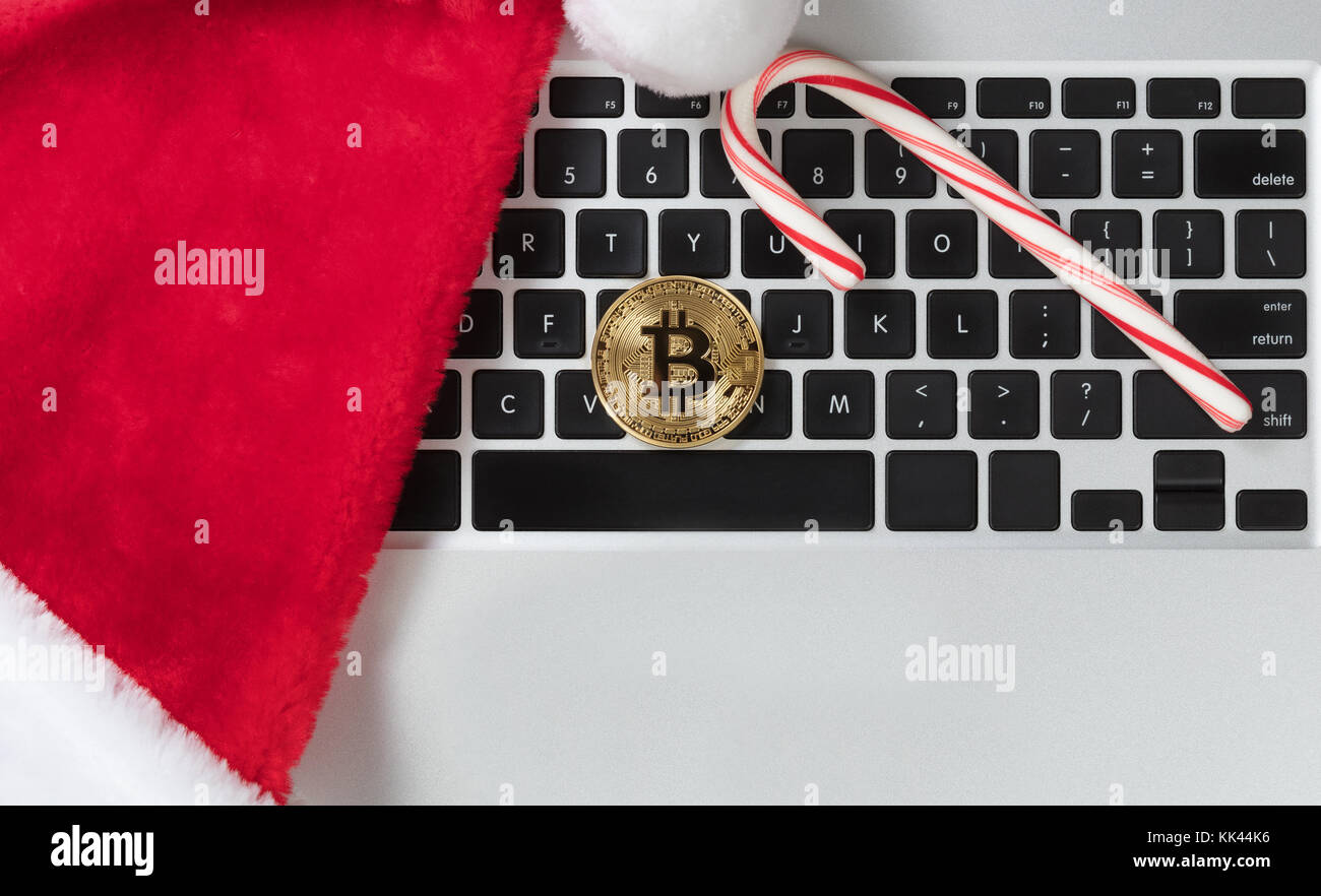 Bitcoin or sur le dessus du clavier de l'ordinateur au cours des fêtes de Noël Banque D'Images