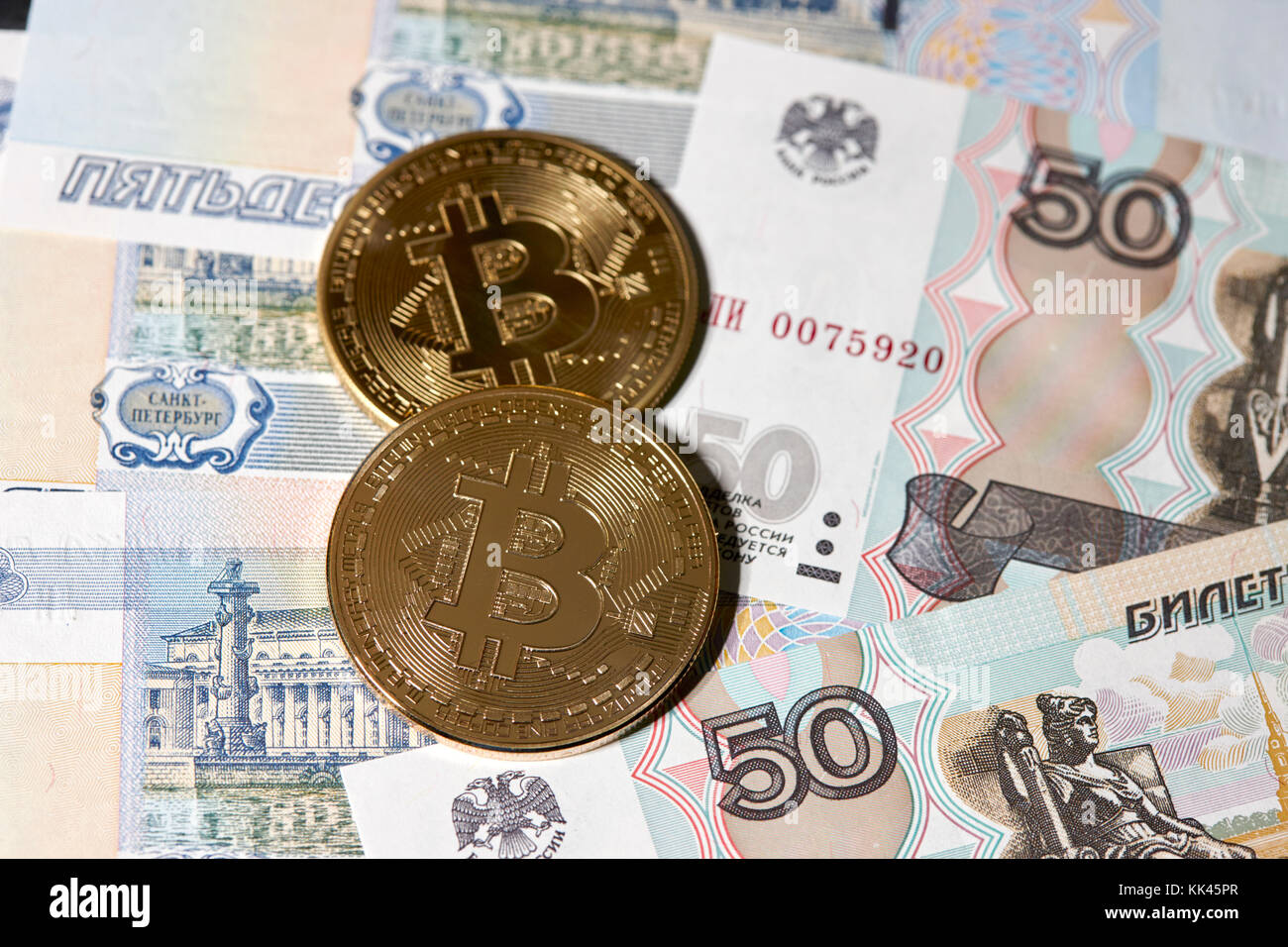 bitcoin avec roubles russes roubles roubles billets Banque D'Images