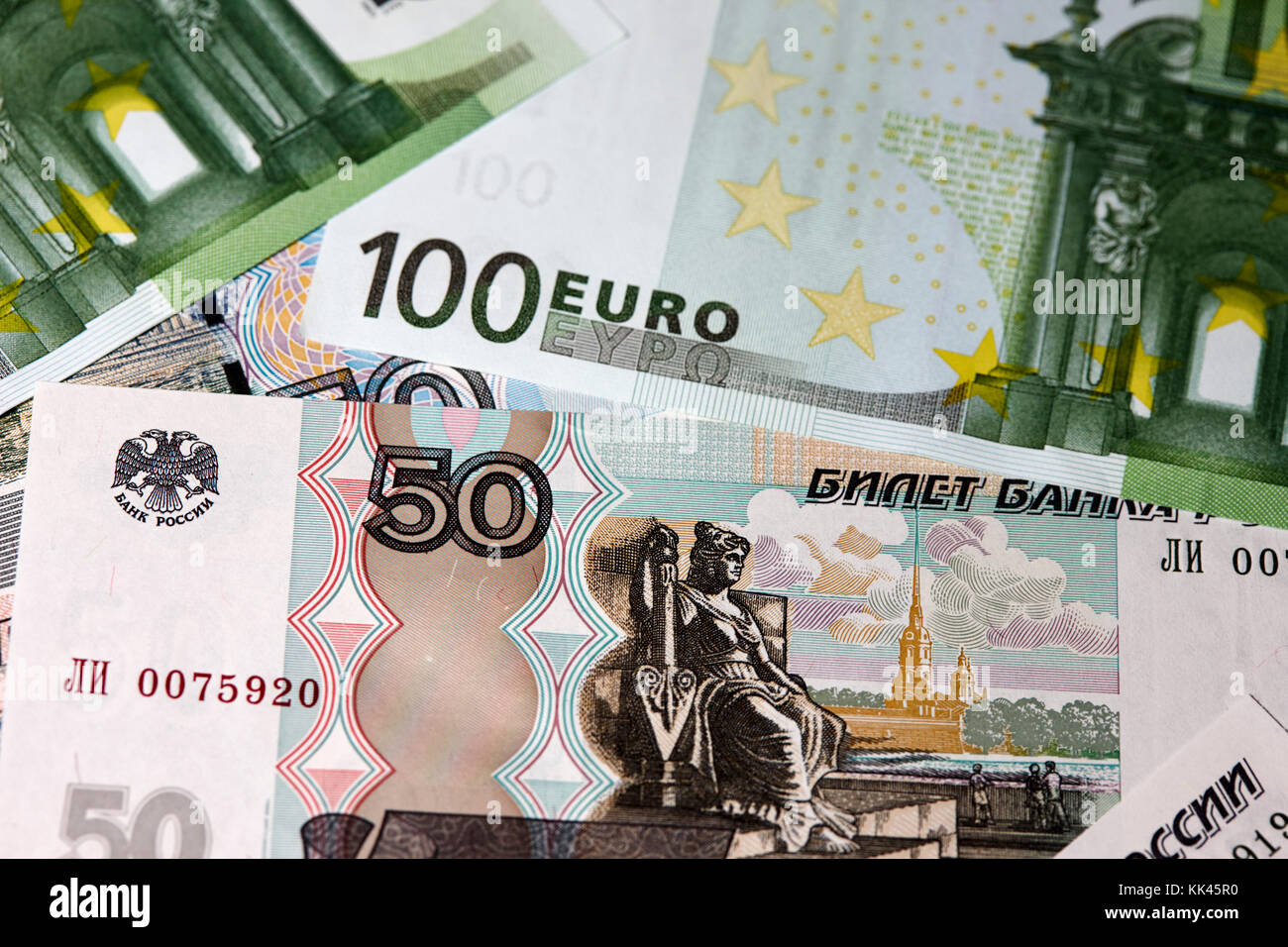 Roubles russes et notes d'espèces en euros Banque D'Images