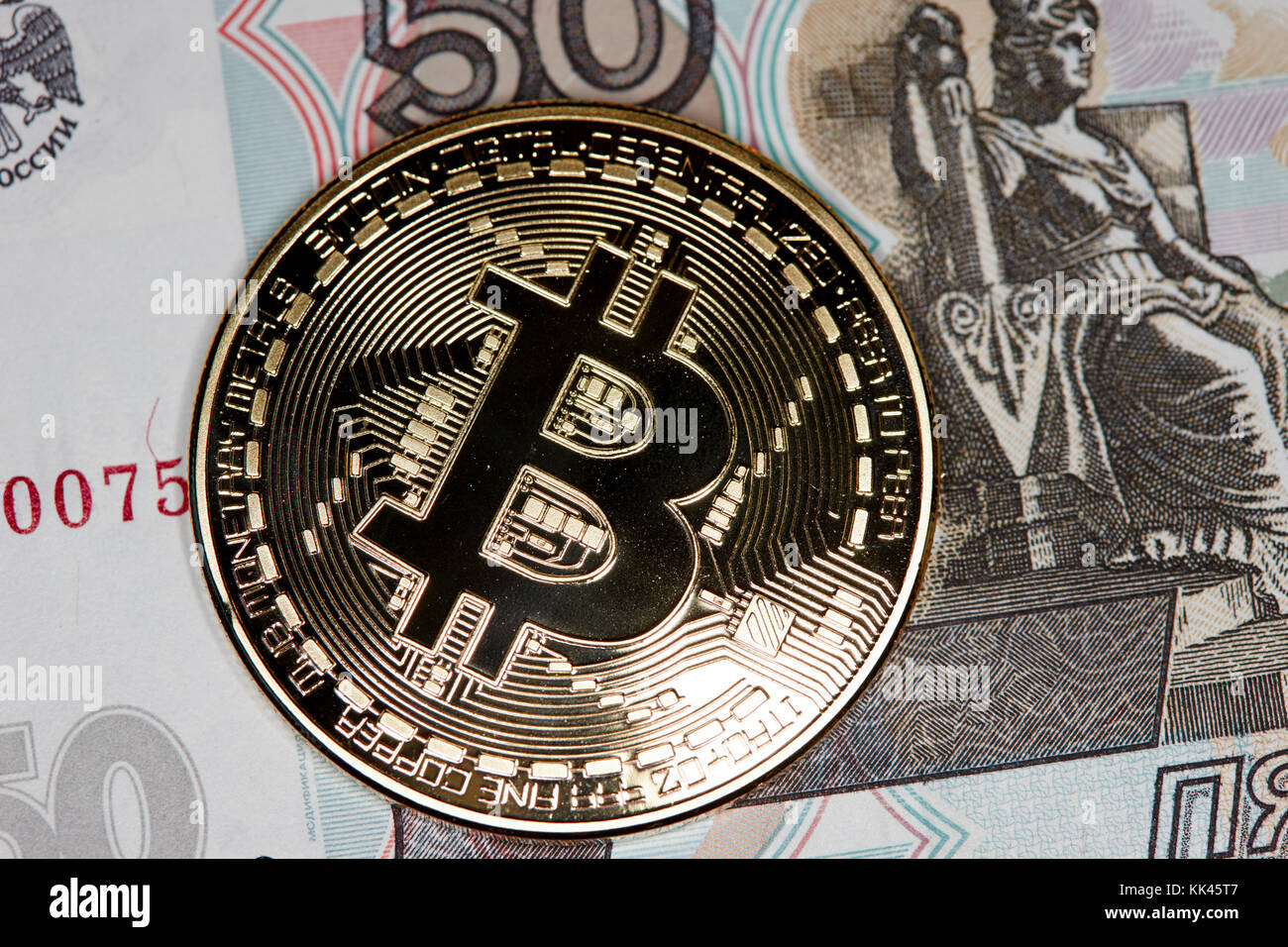 bitcoin avec des billets roubles russes Banque D'Images