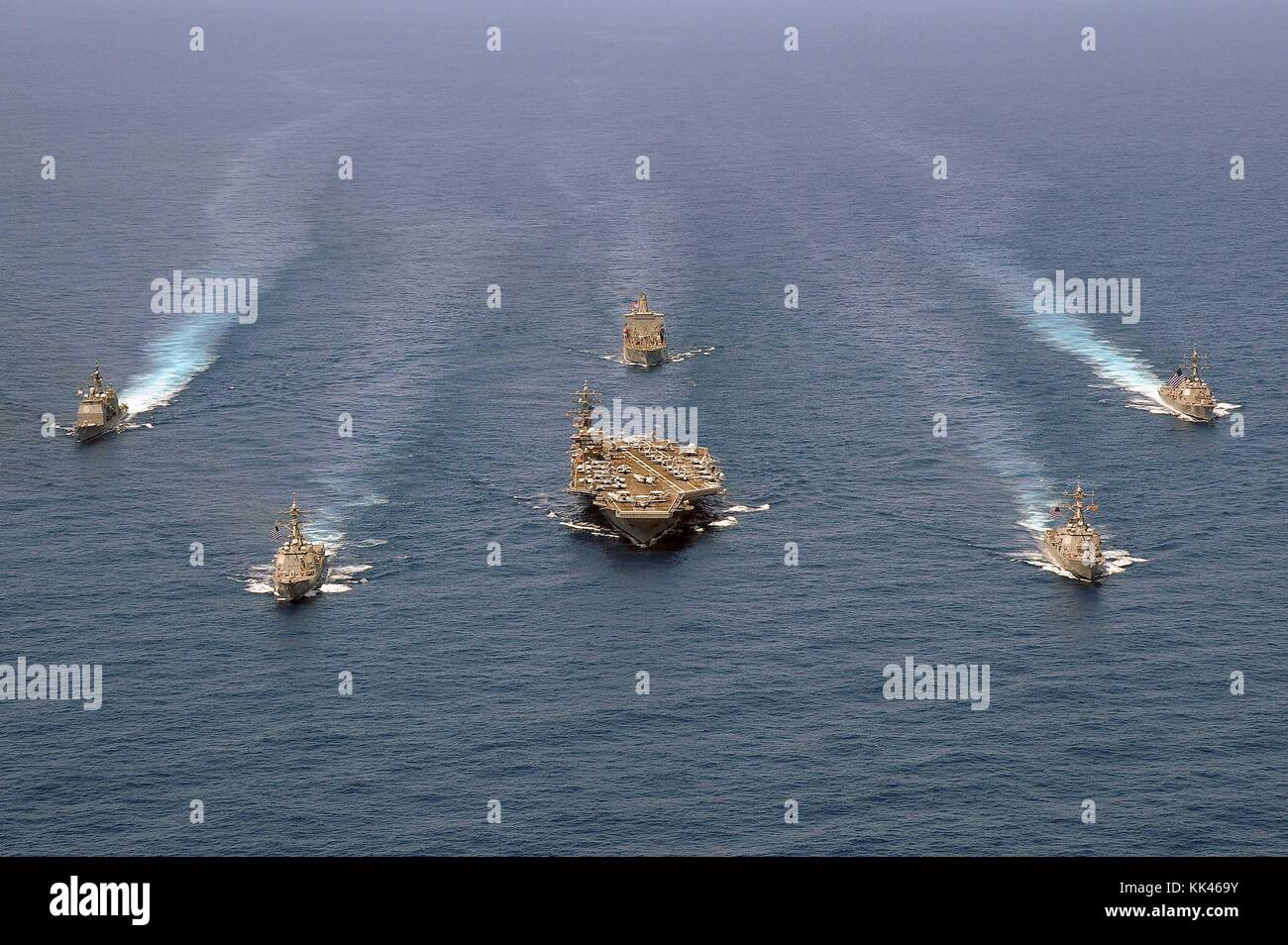 Les navires du groupe aéronaval 8 sont en formation pour une photo de l'exercice dans l'océan Atlantique, océan atlantique, 2012. Image courtoisie spécialiste de la communication de masse 2e classe julia a. Casper/us navy. Banque D'Images