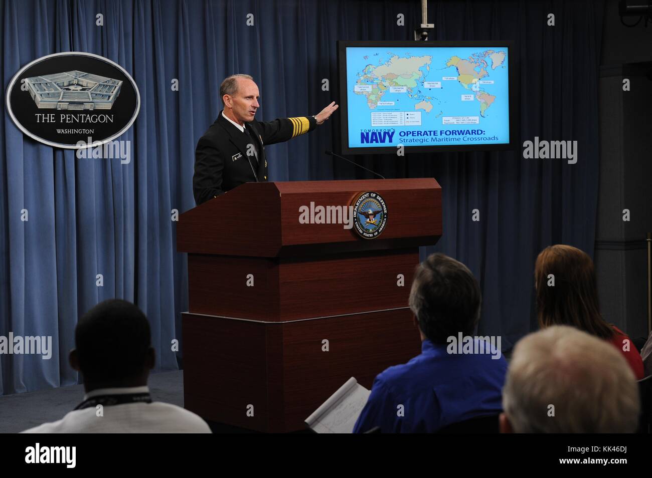 Chef des opérations navales, l'amiral Jonathan greenert onc parle avec la presse sur l'état de la marine au cours d'une conférence de presse du Pentagone, Washington, 2012. Image courtoisie spécialiste de la communication de masse 2e classe alexandra snyder/us navy. Banque D'Images