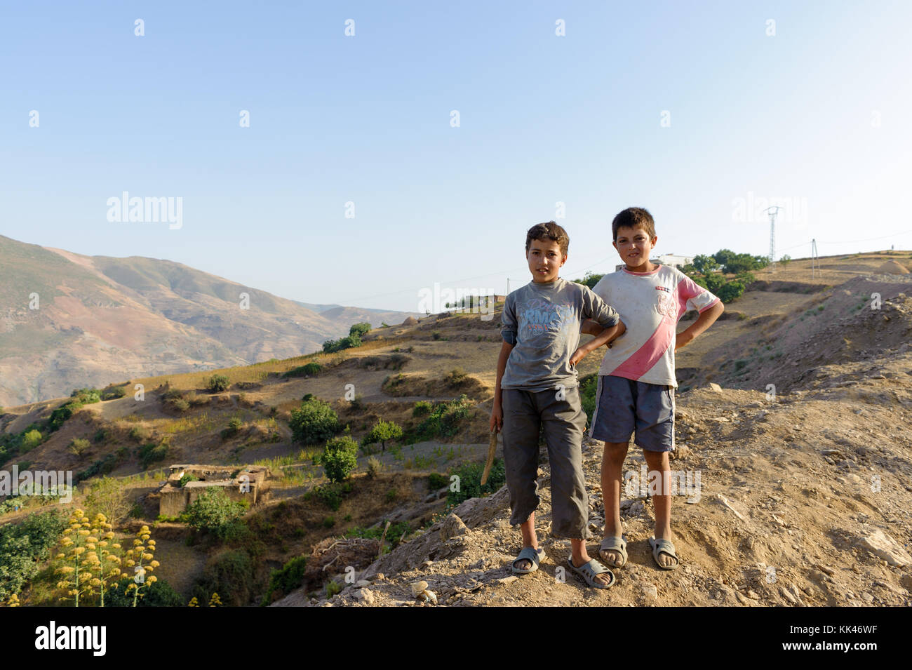 Les enfants pauvres debout sur une colline proche de leur village dans le nord Banque D'Images