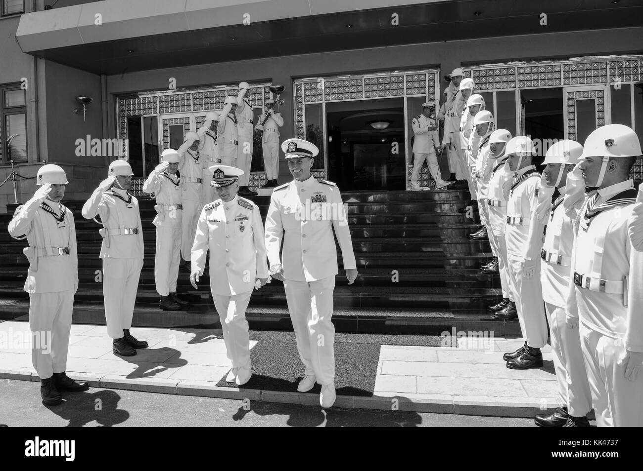 Chef des opérations navales, l'amiral Jonathan greenert onc quitte le siège du commandement des forces navales turques avec l'amiral commandant les forces navales turques murat bilgel, gauche, après une visite de contrepartie pour discuter des travaux en cours et des efforts de coopération, Ankara, Turquie, 2012. Image courtoisie mass communication specialist 1re classe peter d. lawlor/us navy. Banque D'Images