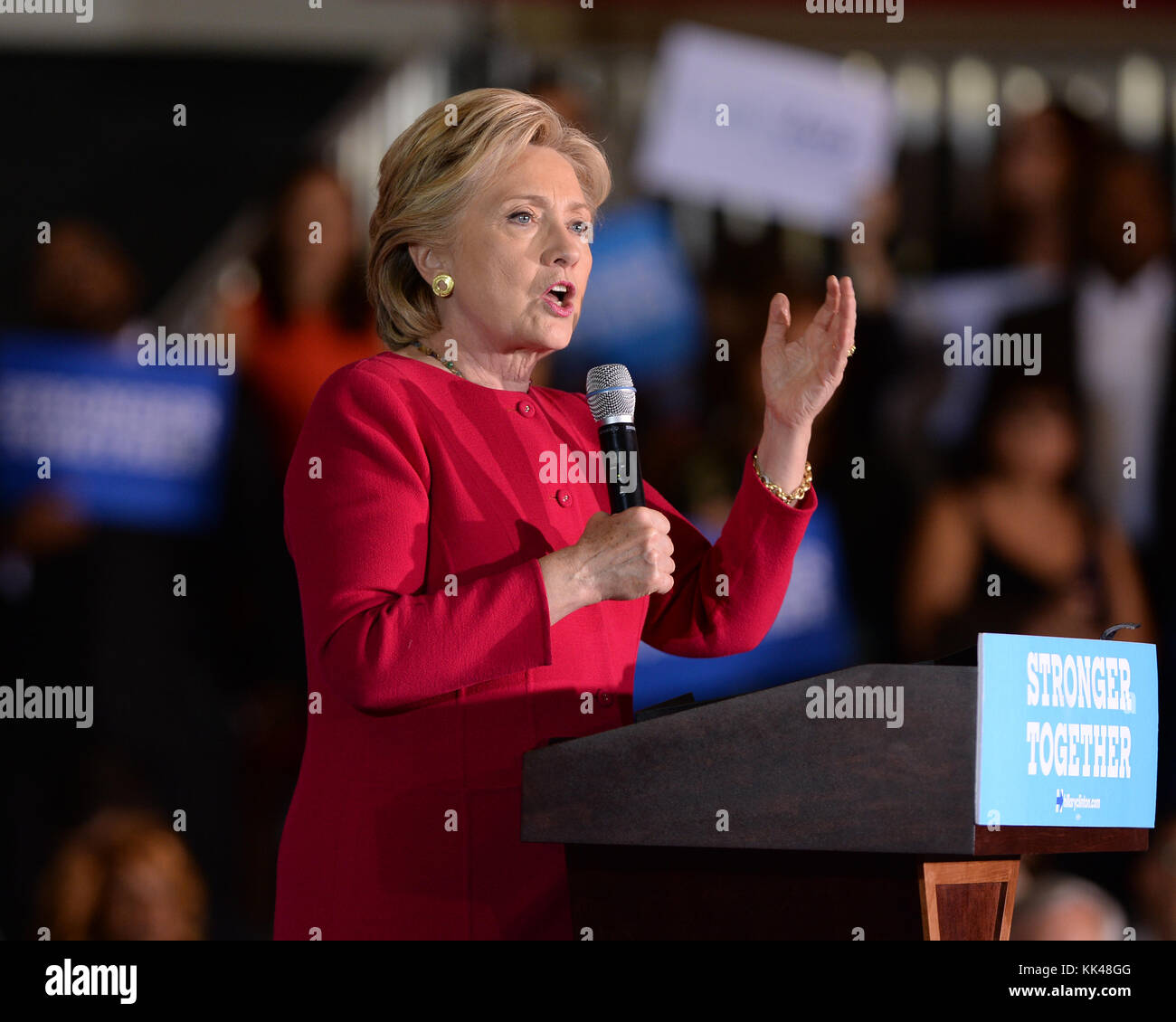 COCONUT CREEK, FL - OCTOBRE 25 : la candidate démocrate à la présidence Hillary Clinton fait campagne lors du vote précoce au Broward Collage North Campus Omni Auditorium le 25 octobre 2016 à Coconut Creek, Floride. Personnes : Hillary Clinton Banque D'Images