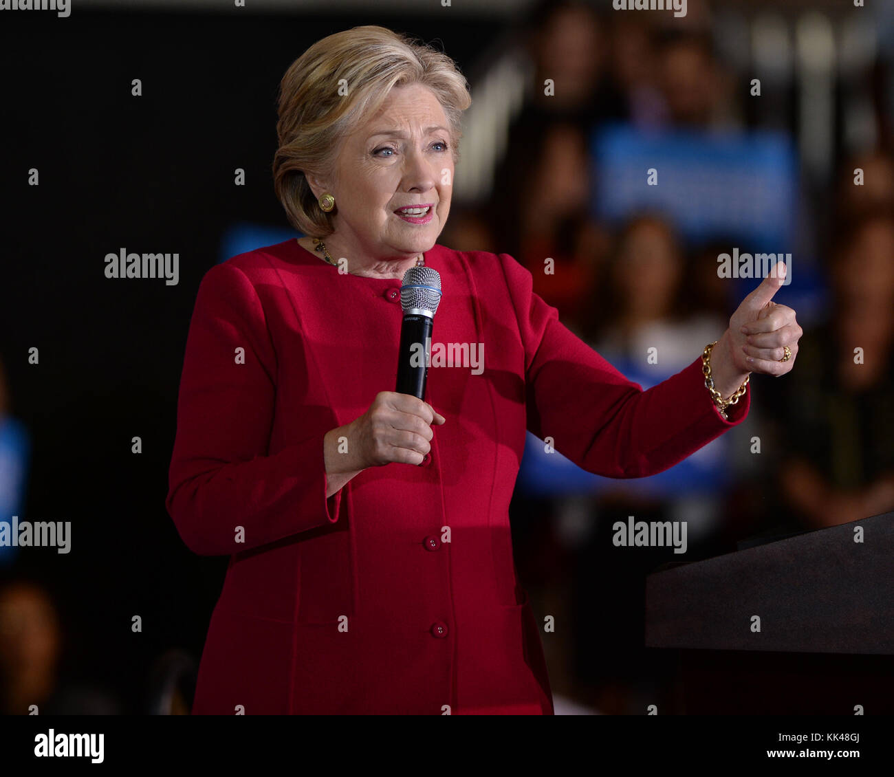 COCONUT CREEK, FL - OCTOBRE 25 : la candidate démocrate à la présidence Hillary Clinton fait campagne lors du vote précoce au Broward Collage North Campus Omni Auditorium le 25 octobre 2016 à Coconut Creek, Floride. Personnes : Hillary Clinton Banque D'Images