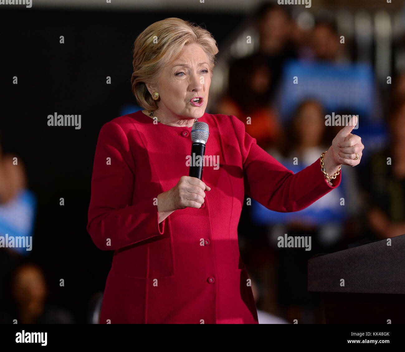 COCONUT CREEK, FL - OCTOBRE 25 : la candidate démocrate à la présidence Hillary Clinton fait campagne lors du vote précoce au Broward Collage North Campus Omni Auditorium le 25 octobre 2016 à Coconut Creek, Floride. Personnes : Hillary Clinton Banque D'Images