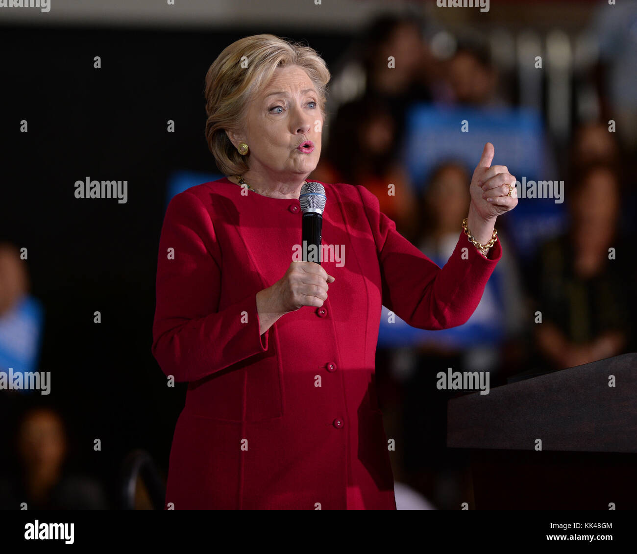 COCONUT CREEK, FL - OCTOBRE 25 : la candidate démocrate à la présidence Hillary Clinton fait campagne lors du vote précoce au Broward Collage North Campus Omni Auditorium le 25 octobre 2016 à Coconut Creek, Floride. Personnes : Hillary Clinton Banque D'Images