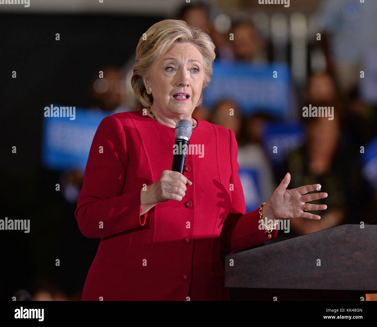 COCONUT CREEK, FL - OCTOBRE 25 : la candidate démocrate à la présidence Hillary Clinton fait campagne lors du vote précoce au Broward Collage North Campus Omni Auditorium le 25 octobre 2016 à Coconut Creek, Floride. Personnes : Hillary Clinton Banque D'Images