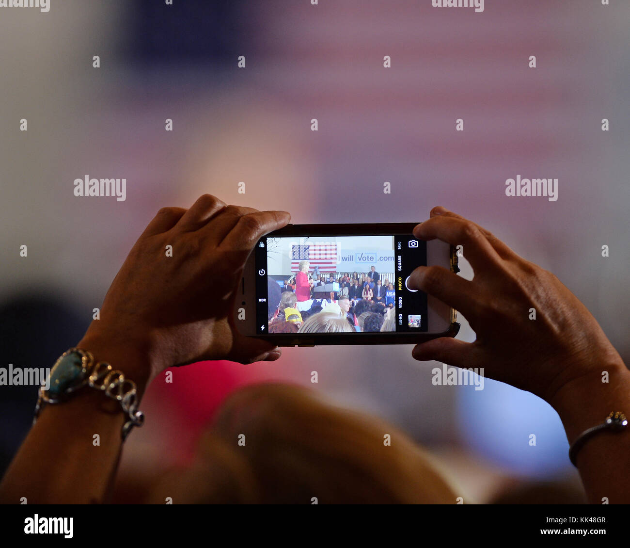 COCONUT CREEK, FL - OCTOBRE 25 : la candidate démocrate à la présidence Hillary Clinton fait campagne lors du vote précoce au Broward Collage North Campus Omni Auditorium le 25 octobre 2016 à Coconut Creek, Floride. Personnes : Hillary Clinton Banque D'Images
