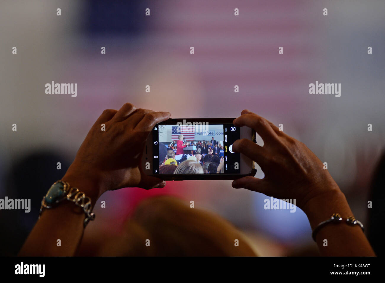 COCONUT CREEK, FL - OCTOBRE 25 : la candidate démocrate à la présidence Hillary Clinton fait campagne lors du vote précoce au Broward Collage North Campus Omni Auditorium le 25 octobre 2016 à Coconut Creek, Floride. Personnes : Hillary Clinton Banque D'Images