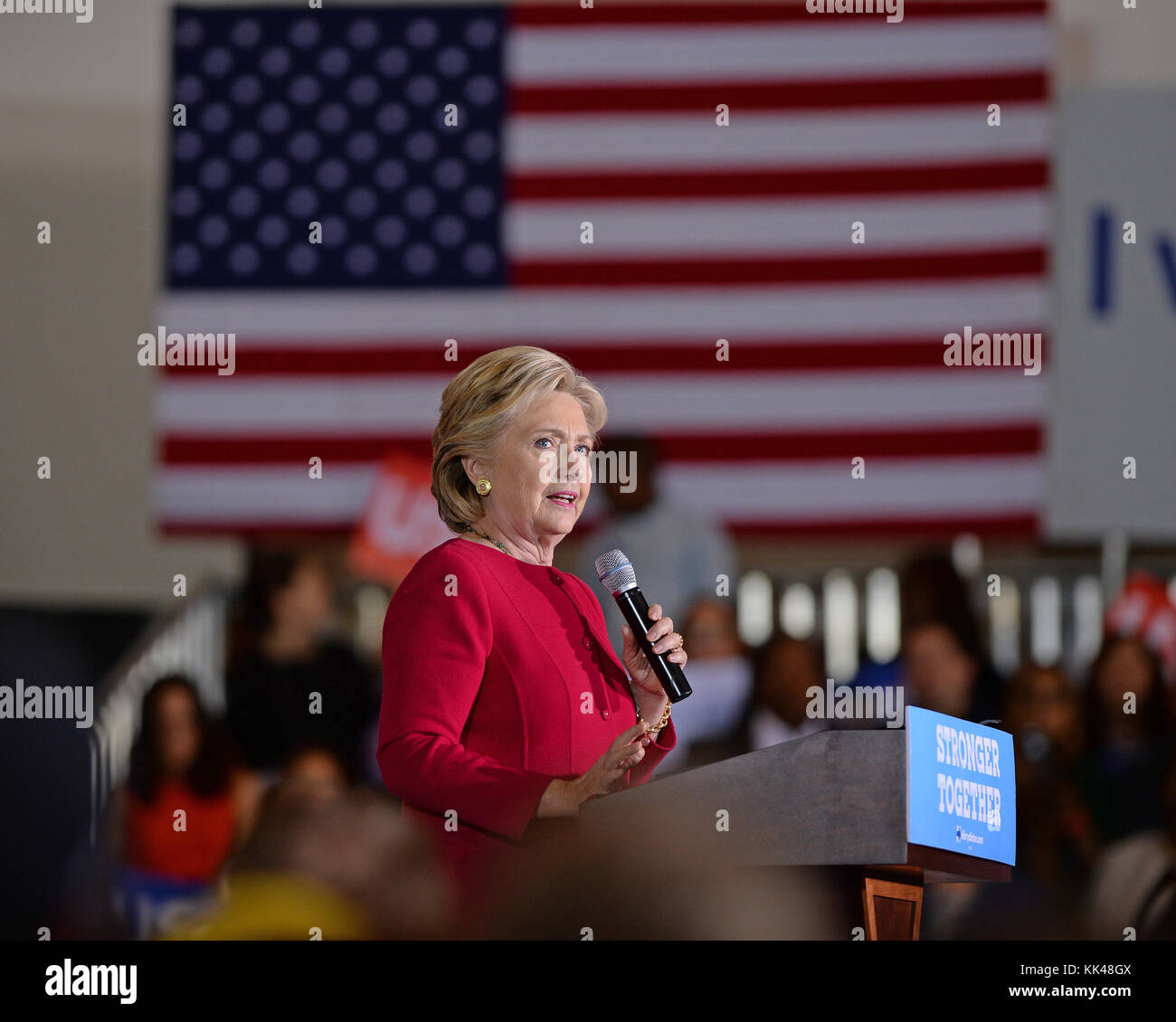 COCONUT CREEK, FL - OCTOBRE 25 : la candidate démocrate à la présidence Hillary Clinton fait campagne lors du vote précoce au Broward Collage North Campus Omni Auditorium le 25 octobre 2016 à Coconut Creek, Floride. Personnes : Hillary Clinton Banque D'Images