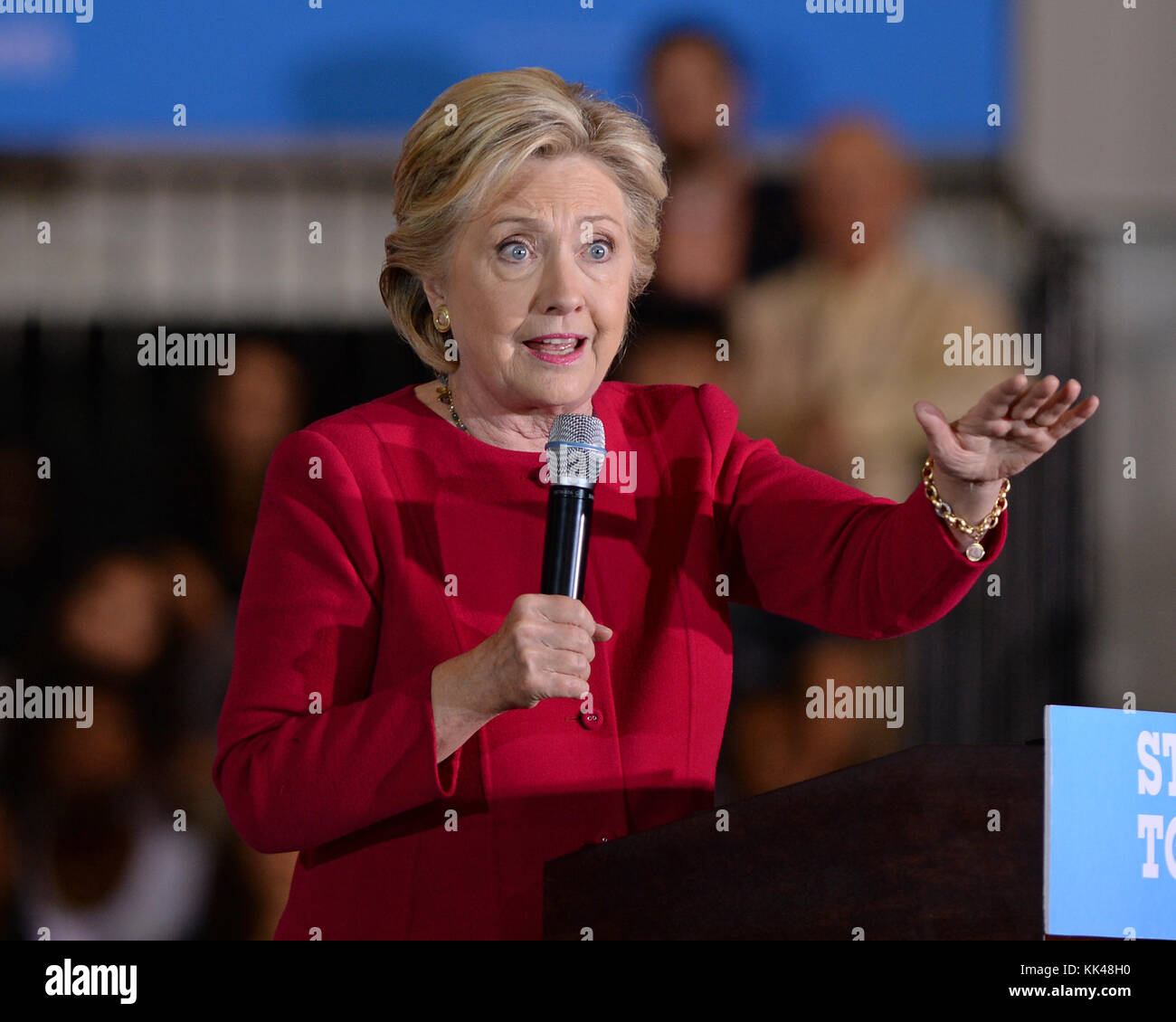 COCONUT CREEK, FL - OCTOBRE 25 : la candidate démocrate à la présidence Hillary Clinton fait campagne lors du vote précoce au Broward Collage North Campus Omni Auditorium le 25 octobre 2016 à Coconut Creek, Floride. Personnes : Hillary Clinton Banque D'Images