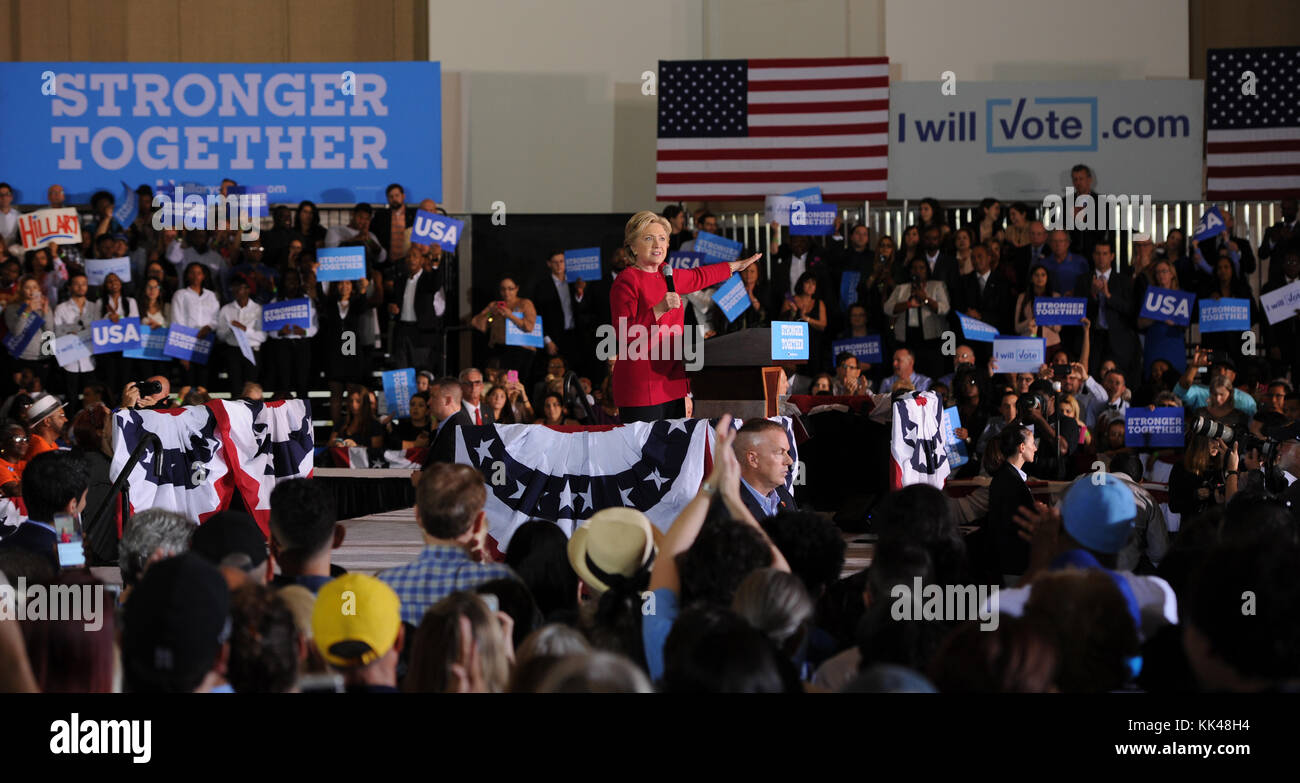 COCONUT CREEK, FL - OCTOBRE 25 : la candidate démocrate à la présidence Hillary Clinton fait campagne lors du vote précoce au Broward Collage North Campus Omni Auditorium le 25 octobre 2016 à Coconut Creek, Floride. Personnes : Hillary Clinton Banque D'Images