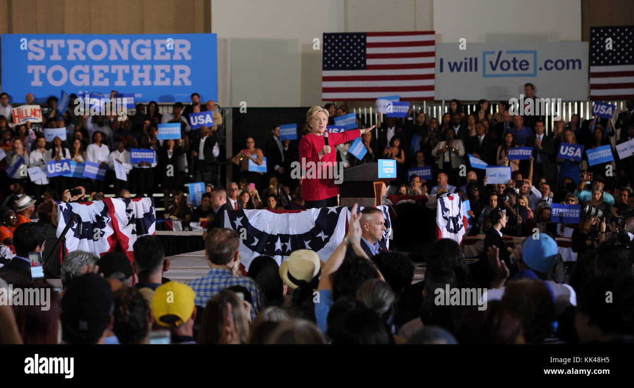 COCONUT CREEK, FL - OCTOBRE 25 : la candidate démocrate à la présidence Hillary Clinton fait campagne lors du vote précoce au Broward Collage North Campus Omni Auditorium le 25 octobre 2016 à Coconut Creek, Floride. Personnes : Hillary Clinton Banque D'Images