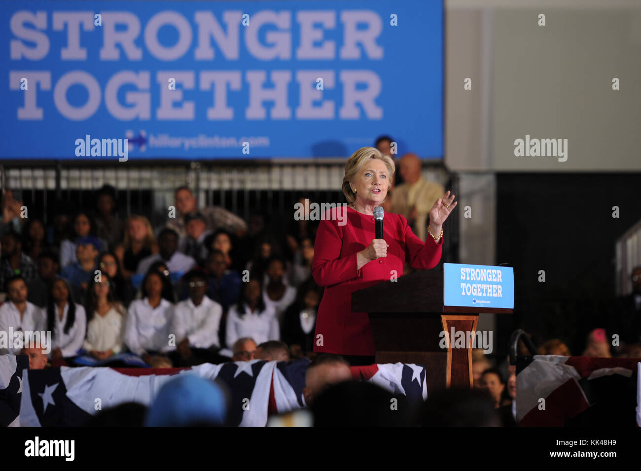 COCONUT CREEK, FL - OCTOBRE 25 : la candidate démocrate à la présidence Hillary Clinton fait campagne lors du vote précoce au Broward Collage North Campus Omni Auditorium le 25 octobre 2016 à Coconut Creek, Floride. Personnes : Hillary Clinton Banque D'Images