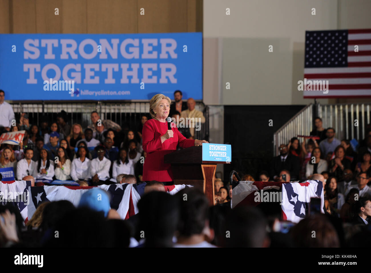COCONUT CREEK, FL - OCTOBRE 25 : la candidate démocrate à la présidence Hillary Clinton fait campagne lors du vote précoce au Broward Collage North Campus Omni Auditorium le 25 octobre 2016 à Coconut Creek, Floride. Personnes : Hillary Clinton Banque D'Images
