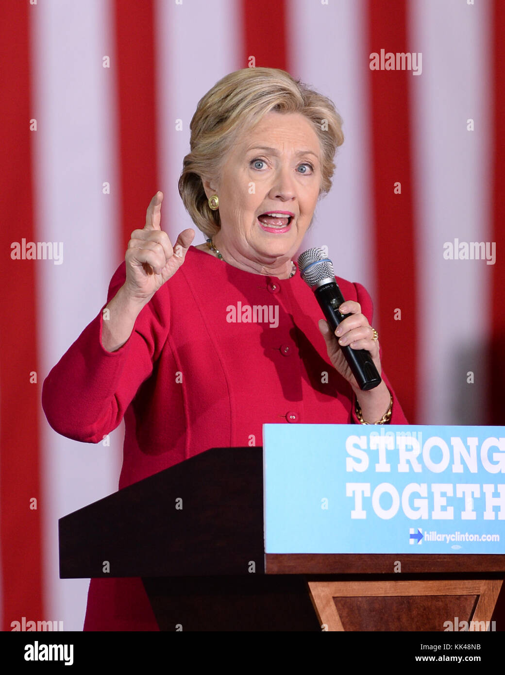 COCONUT CREEK, EN FLORIDE - 25 OCTOBRE : candidat présidentiel démocratique ancien secrétaire d'Etat américaine Hillary Clinton parle à un scrutin anticipé en rallye avec Coconut Creek le 25 octobre 2016 à Coconut Creek, en Floride. Avec deux semaines d'aller jusqu'au jour de l'élection, Hillary Clinton a fait campagne en Floride Personnes : Hillary Clinton Banque D'Images
