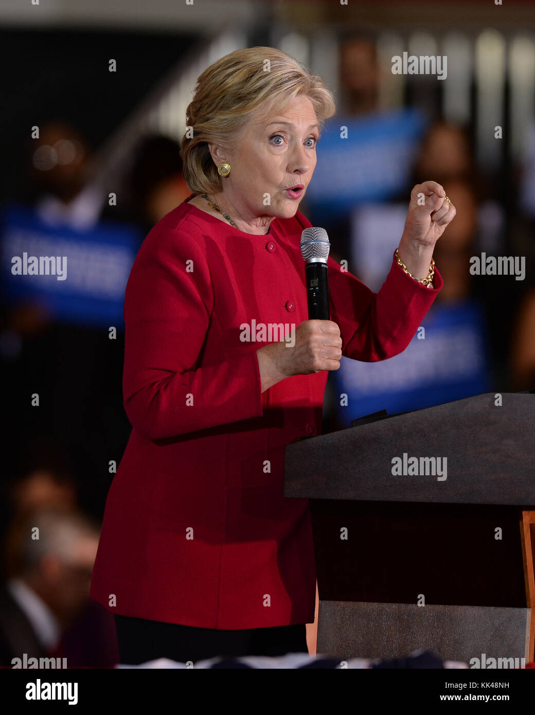 COCONUT CREEK, EN FLORIDE - 25 OCTOBRE : candidat présidentiel démocratique ancien secrétaire d'Etat américaine Hillary Clinton parle à un scrutin anticipé en rallye avec Coconut Creek le 25 octobre 2016 à Coconut Creek, en Floride. Avec deux semaines d'aller jusqu'au jour de l'élection, Hillary Clinton a fait campagne en Floride Personnes : Hillary Clinton Banque D'Images