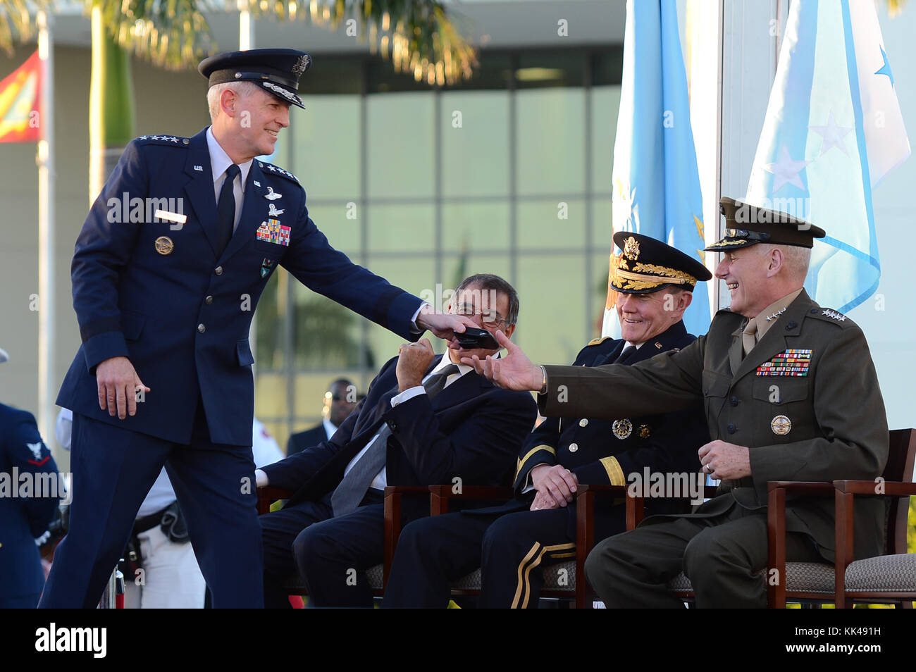 MIAMI, FLORIDE - 19 NOVEMBRE : Le général Douglas M. Fraser USAF, sec of Defense Leon Panetta, le général Martin E. Dempsey, président, chefs d'état-major interarmées, et le commandant entrant le général John F. Kelly USMC passe son BlackBerry lors de la cérémonie de passation de commandement au Commandement Sud des États-Unis le 19 novembre 2012 à Homestead, en Floride. Personnes : Leon Panetta, Martin E. Dempsey, Douglas M. Fraser, John F. Kelly Banque D'Images