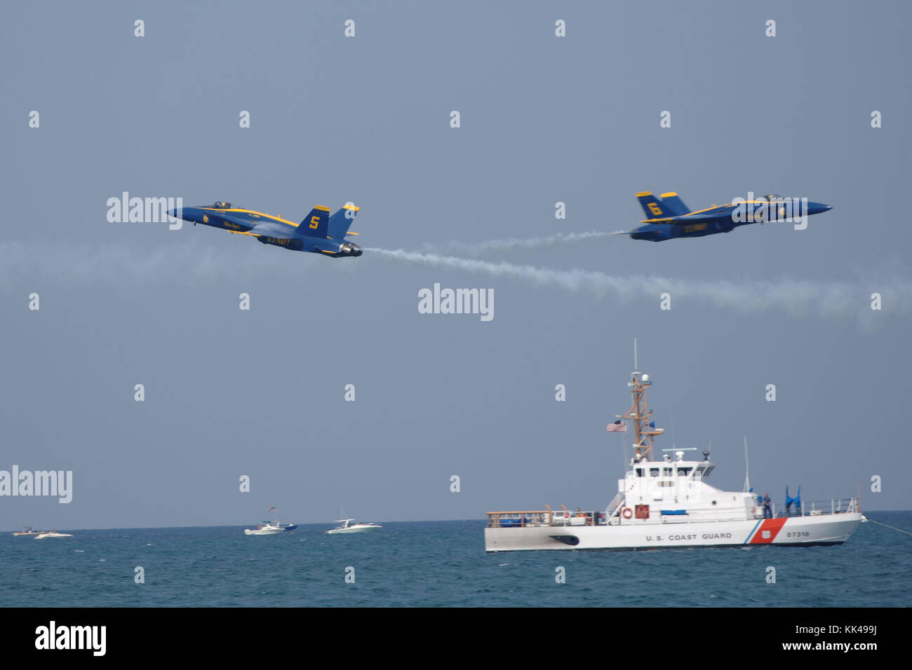 WEST PALM BEACH, FL - 06 MAI 2006 : jour 2, US Navy Blue Angels pratice pour le spectacle Air & Sea de Fort Lauderdale. Les Blue Angels, l'US Naval Flight Demonstration Squadron (USNFDS), est un mélange de vol en formation et de routines en solo utilisant des F/A-18 Hornets. Les pilotes effectuent environ 30 manœuvres au cours de la démonstration aérienne, qui dure environ une heure et 15 minutes. Le spectacle a lieu les 6 et 7 mai. Pieds Lauderdale Beach, Florida People : Blue Angels Banque D'Images