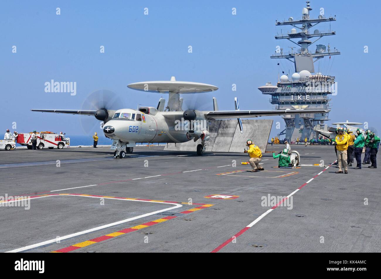 Les marins lancent un Hawkeye E2-C à partir des voiles de l'escadron d'alerte précoce de Carrier Airborne VAW 121 sur le pont de vol à bord du porte-avions de classe Nimitz USS Dwight D Eisenhower CVN 69, Océan Atlantique, 2012. Image avec la permission du Matelot de 1re classe Darien G. Kenney/US Navy. Banque D'Images