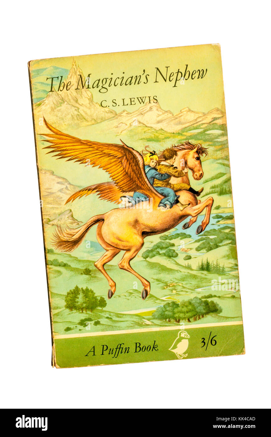 Une copie du livre de poche The Magician's Nephew by C S Lewis. La 1ère de l'histoire de Narnia. D'abord publié en 1955. Banque D'Images