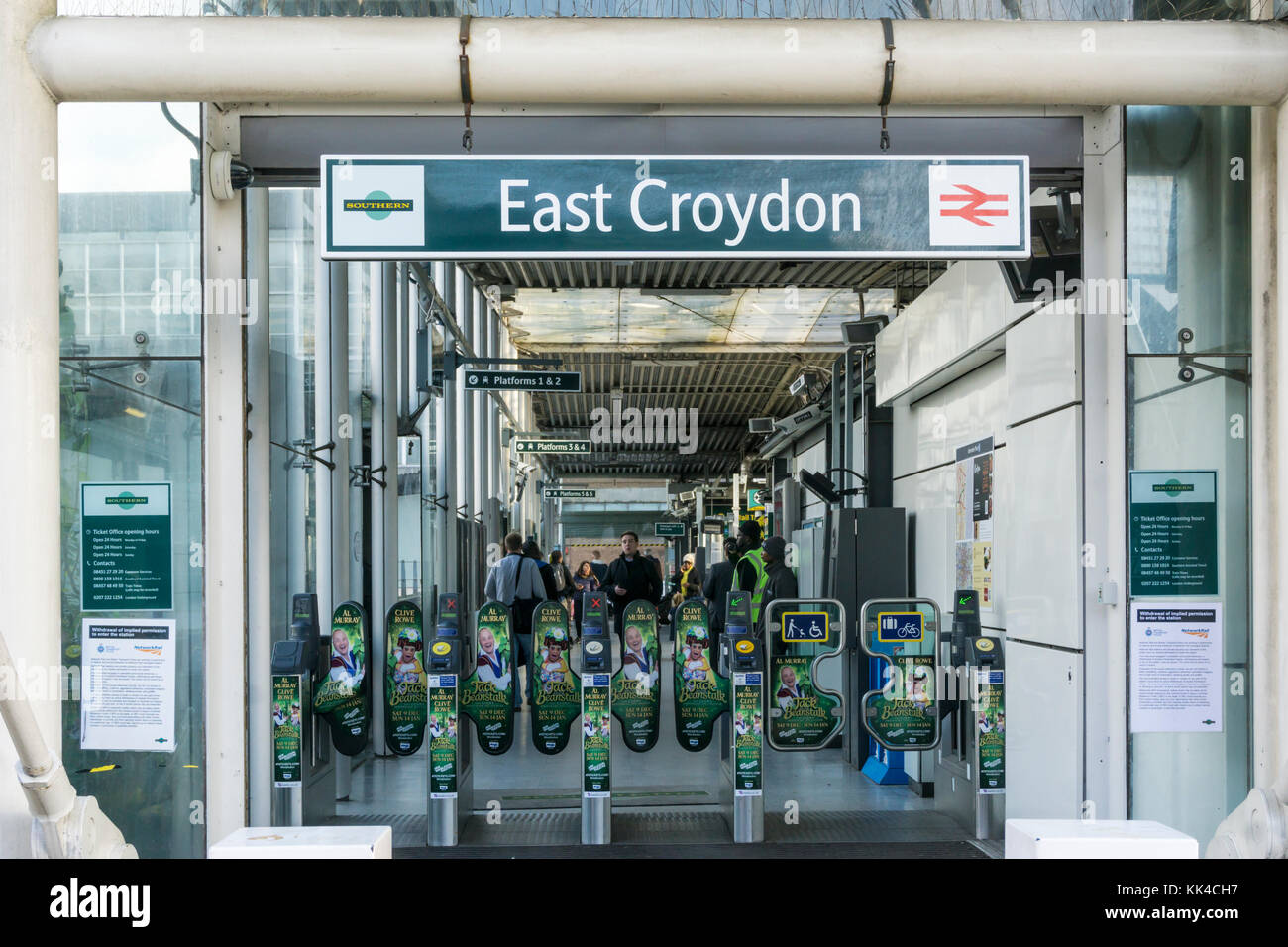 Entrée de la gare d'East Croydon. Banque D'Images