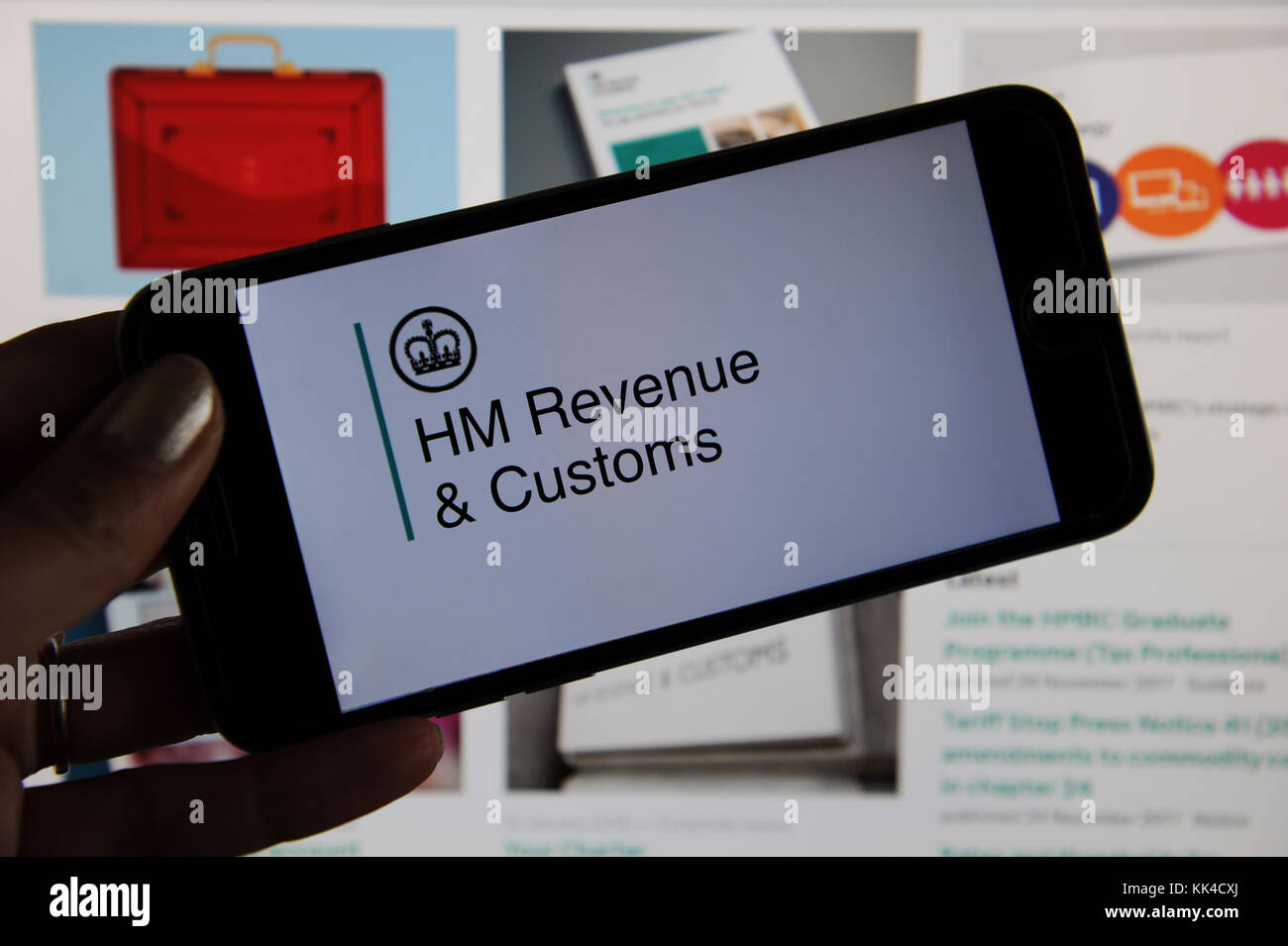 Le site Web de HM Revenue & Customs vu sur un téléphone et un écran d'ordinateur Banque D'Images