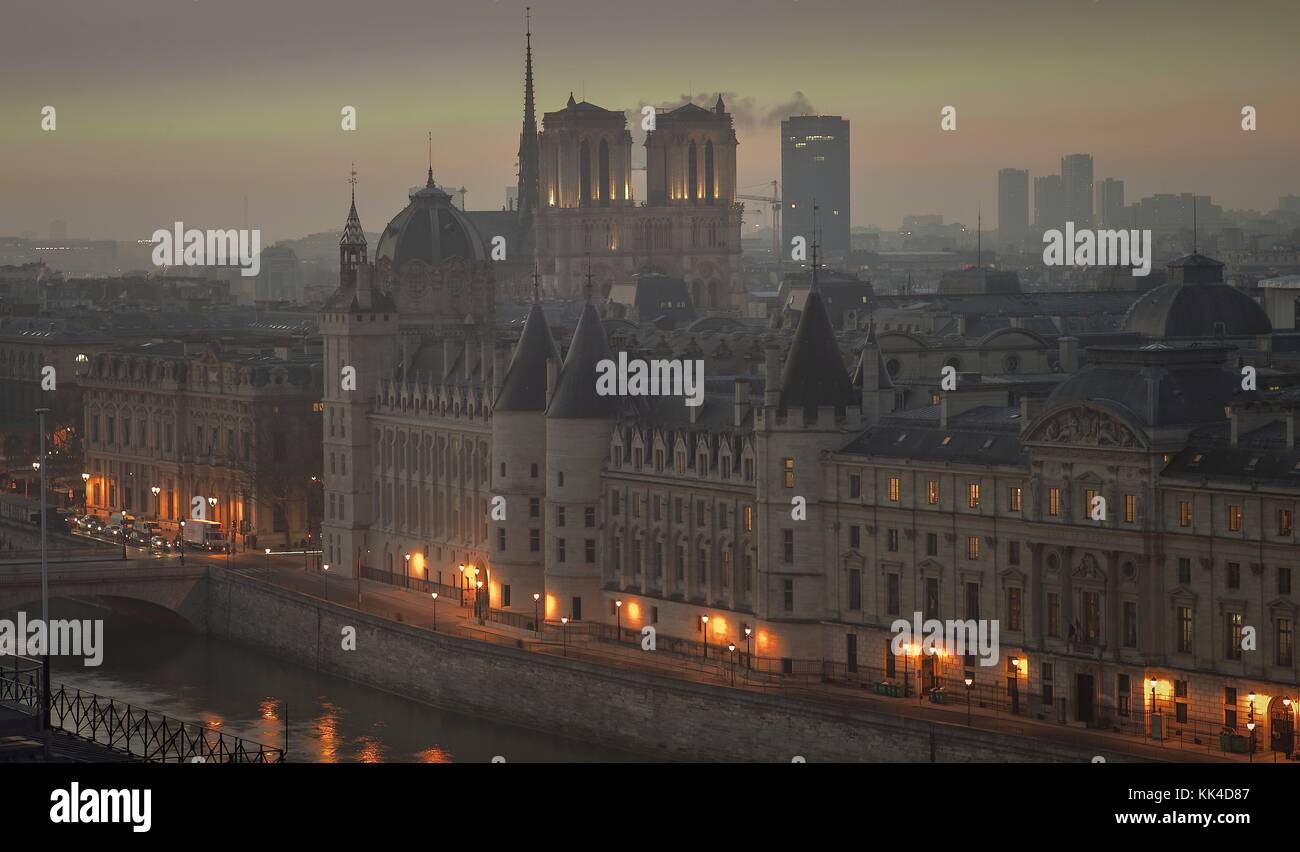 Vue depuis les toits de Paris - 19/02/2013 - - la cathédrale notre-Dame de Paris, la conciergerie, la Seine vue depuis les toits de Paris dans les premières heures - Sylvain Leser / le Pictorium Banque D'Images