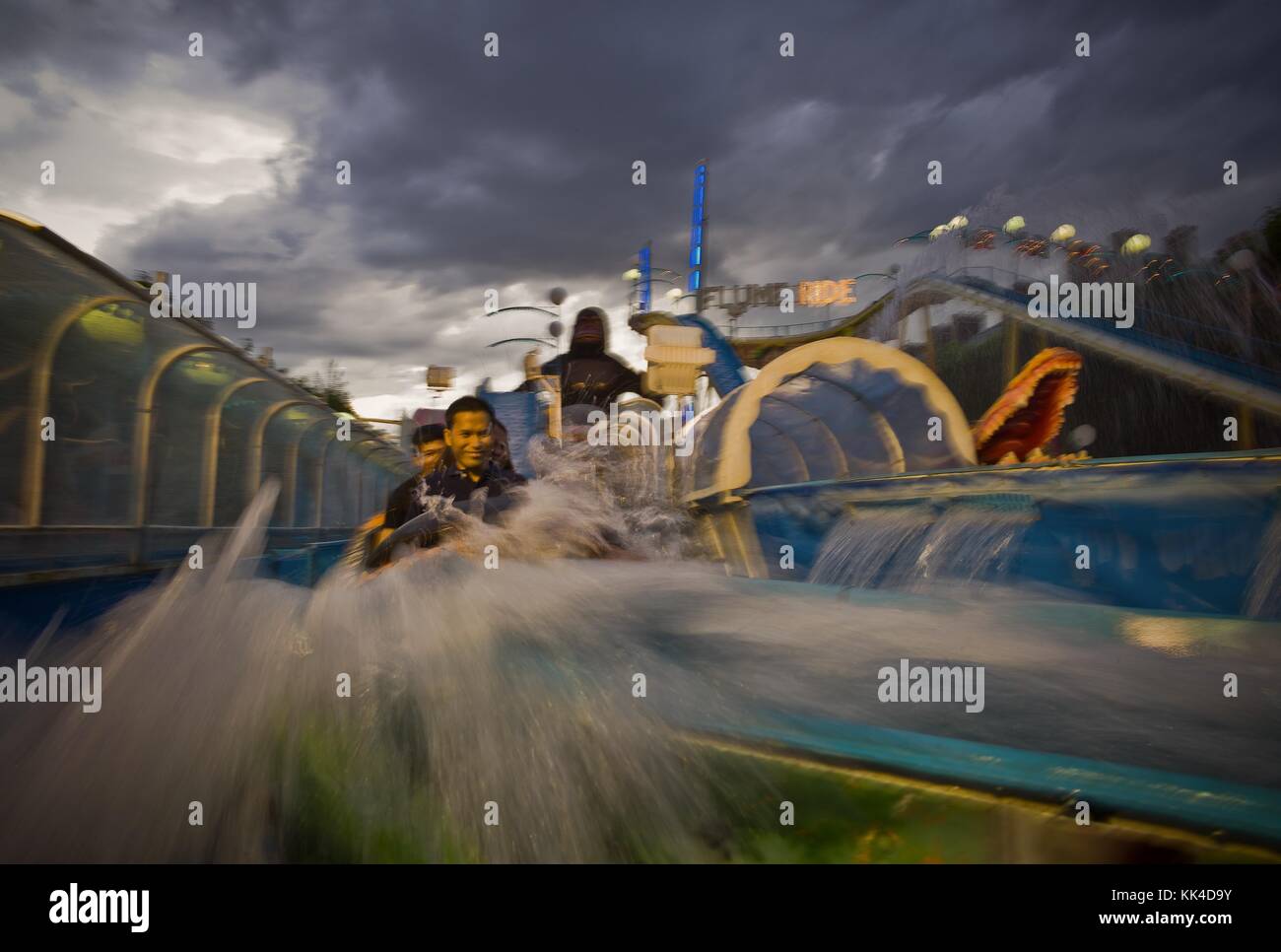 Salon de la foire au jardin des Tuileries. - 04/08/2012 - - Funfair au jardin des Tuileries. - UN canoë dans un toboggan aquatique. - Sylvain Leser / le Pictorium Banque D'Images