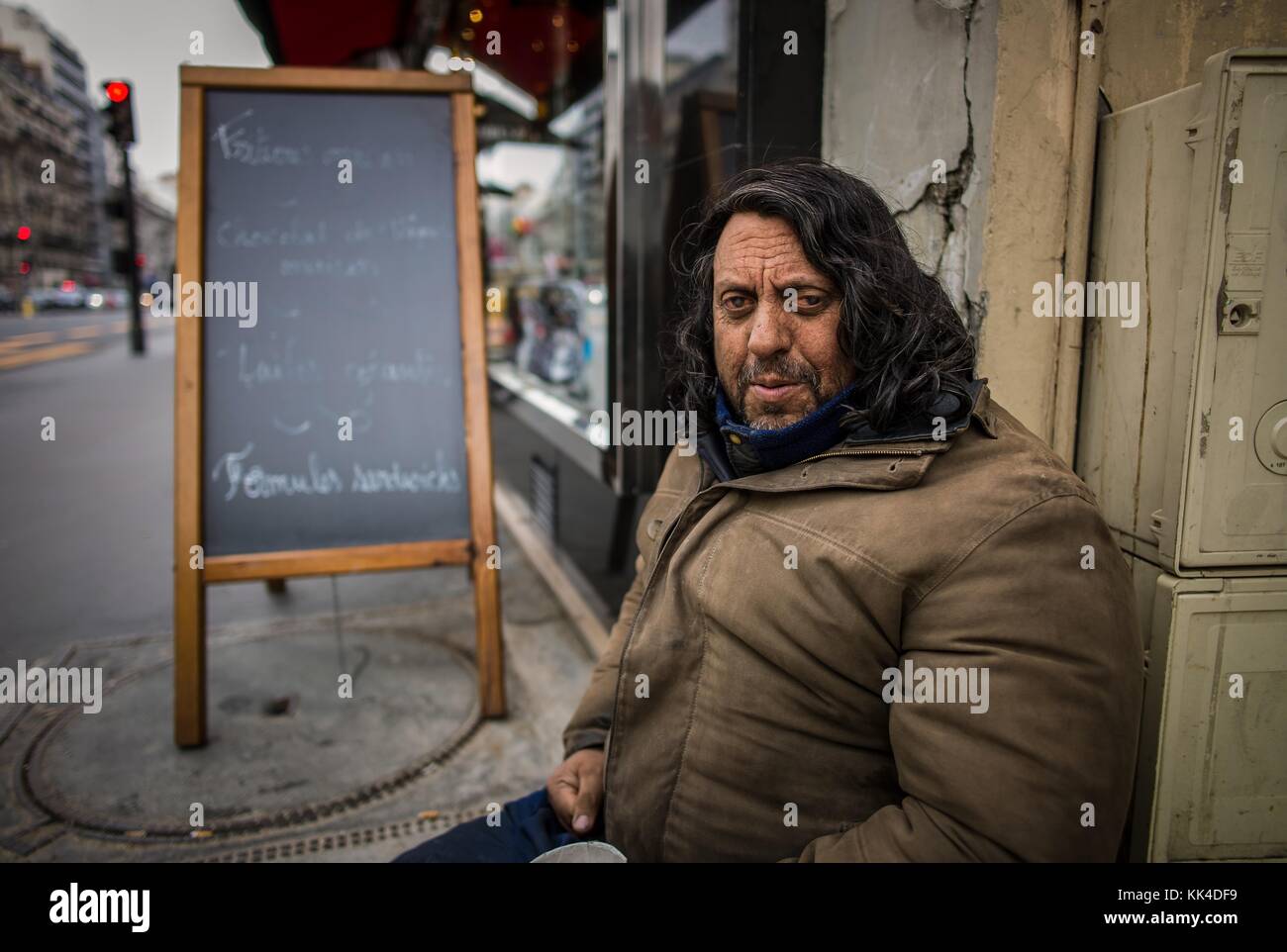 Pauvreté urbaine - 31/03/2013 - - mendiant et diabétique Roma à la sortie d'une boulangerie en période de Pâques - Sylvain Leser / le Pictorium Banque D'Images