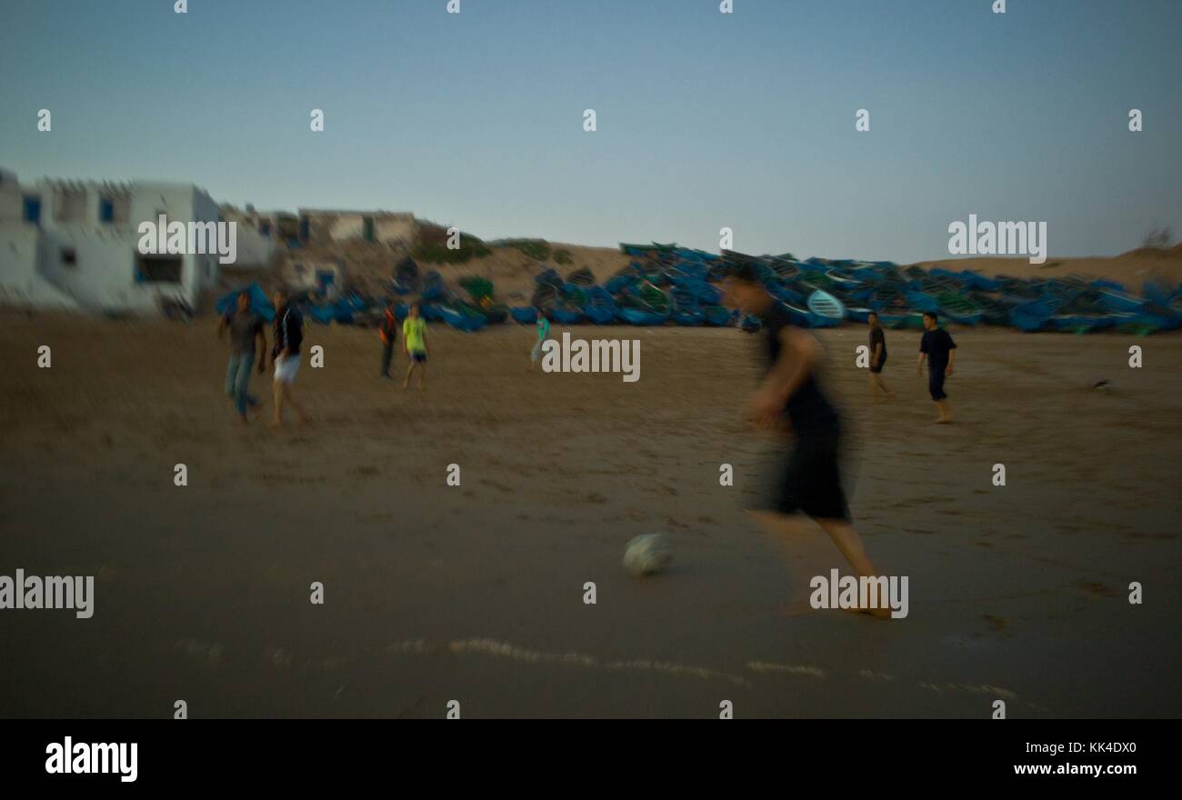 Maroc. - 05/03/2012 - - Maroc. - chaque jour, au coucher du soleil, un match de football sur la plage de Tifnit. - Sylvain Leser / le Pictorium Banque D'Images