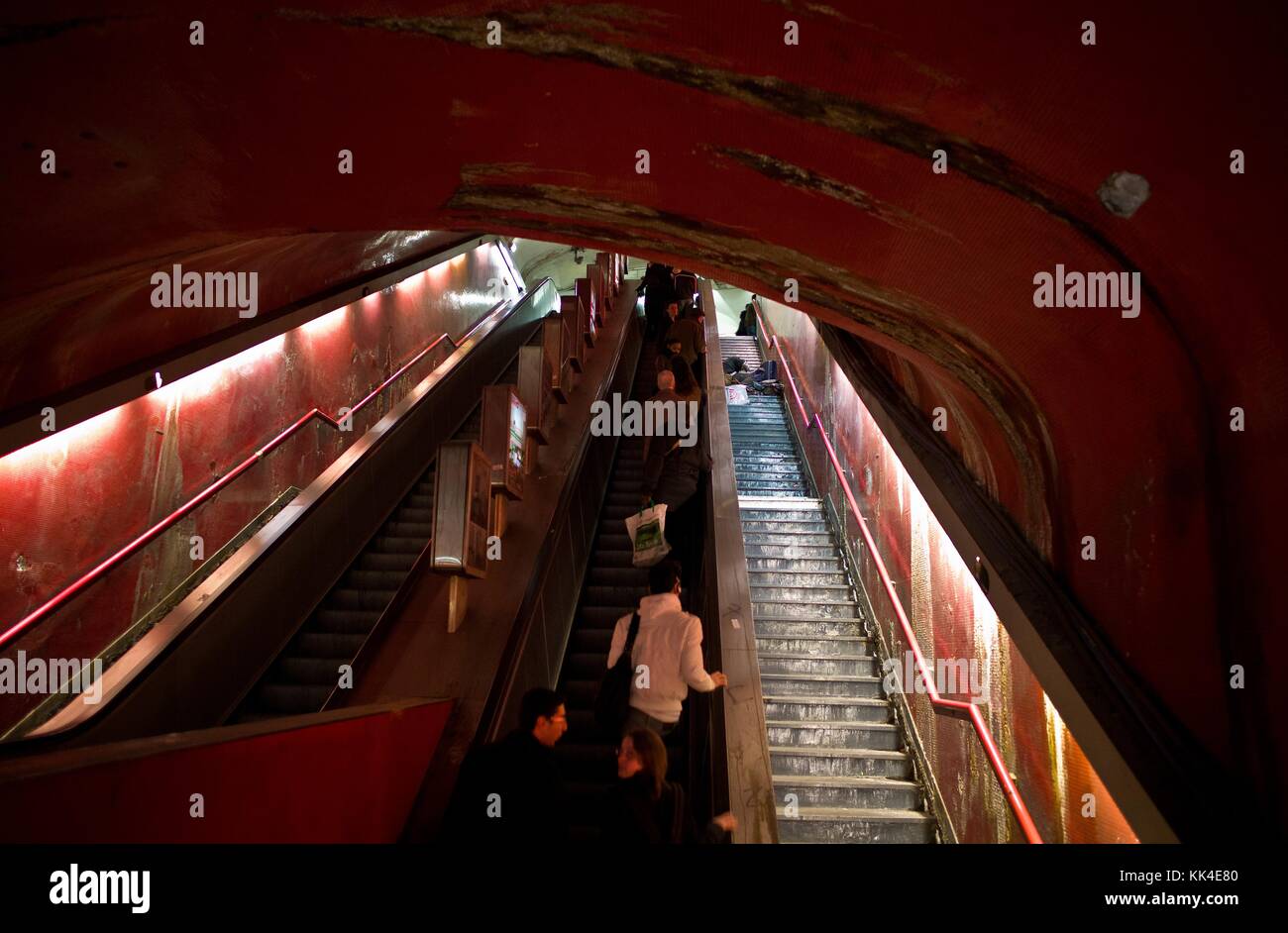 Paris pauvreté urbaine - 20/04/2012 - - les vieux sans-abri qui vit et dort dans un escalier du 'R' (train à grande vitesse souterrain) parisien - Sylvain Leser / le Pictorium Banque D'Images