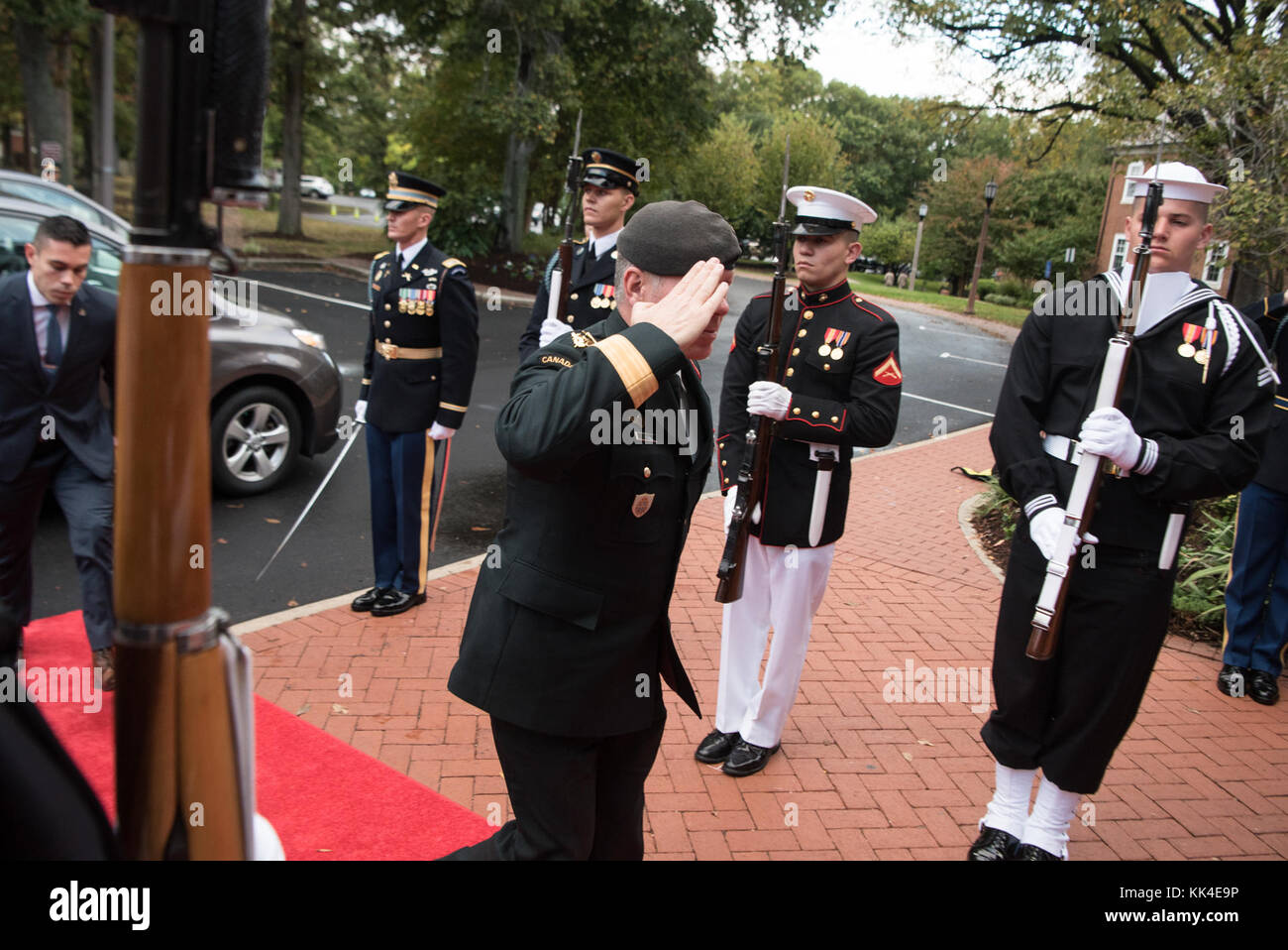 Le général canadien Jonathan Vance, Chef d'état-major de la Défense, arrive avant la Conférence des chefs de la Défense de 2017 à fort Belvoir, Virginie, le 24 octobre 2017. La conférence a réuni plus de 70 nations qui se sont concentrées sur la lutte contre les organisations extrémistes violentes à travers le monde. (Photo DU DOD par le maître de la marine américaine de 1re classe Dominique A. Pineiro) Banque D'Images