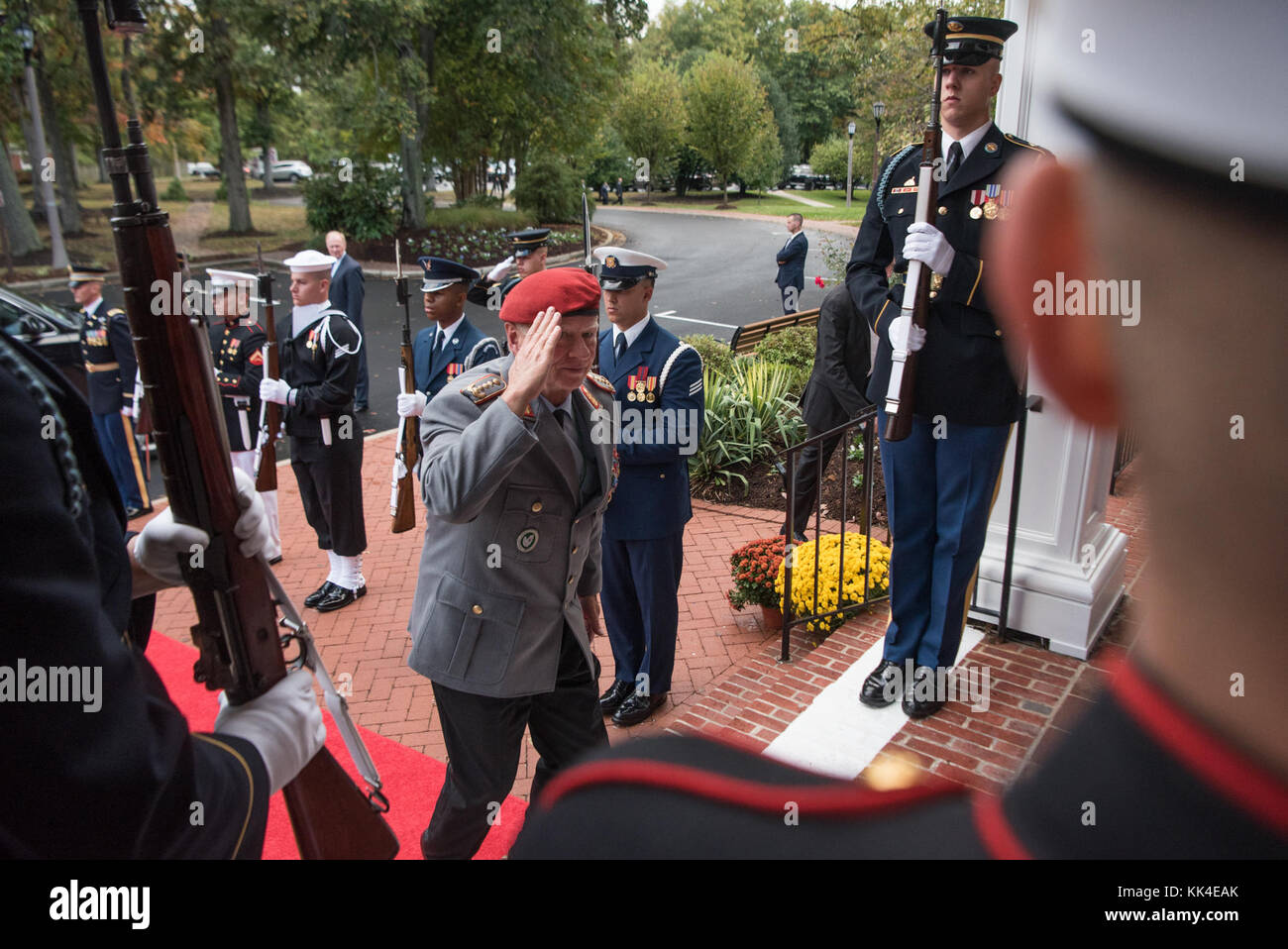 Le général allemand Volker Weiger, chef d'état-major des Forces armées fédérales d'Allemagne, arrive avant la Conférence des chefs de défense de 2017 à fort Belvoir, en Virginie, le 24 octobre 2017. La conférence a réuni plus de 70 nations qui se sont concentrées sur la lutte contre les organisations extrémistes violentes à travers le monde. (Photo DU DOD par le maître de la marine américaine de 1re classe Dominique A. Pineiro) Banque D'Images