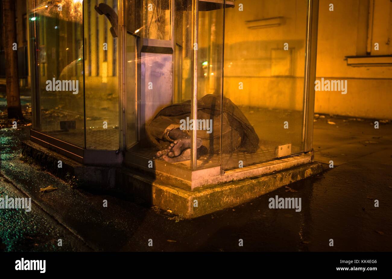 Pauvreté urbaine - 28/11/2012 - - Jimmy a passé une grande partie de sa vie dans ce service de cabine, complètement impuissante. - Sylvain Leser / le Pictorium Banque D'Images