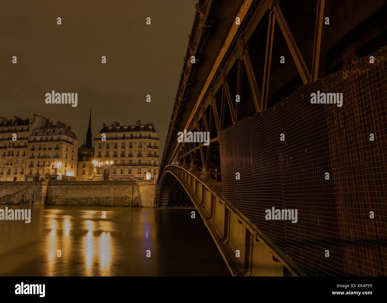 Ponts de Paris - 05/01/2013 - ponts de Paris - le pont d'Arcole est un pont situé à Paris traversant le gros bras de Seine, au niveau de l'île de la ville. - Sylvain Leser / le Pictorium Banque D'Images