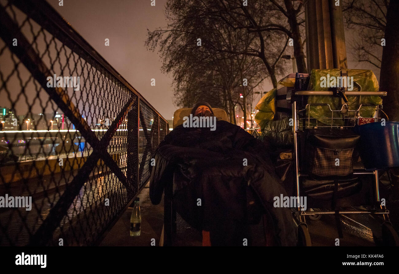 Sous les ponts de Paris - 09/01/2013 - - un sans-abri Venceslas qui lutte contre la dureté de la vie dans la rue, un soir d'hiver sous le viaduc d'Austerlitz - sylvain leser / le pictorium Banque D'Images