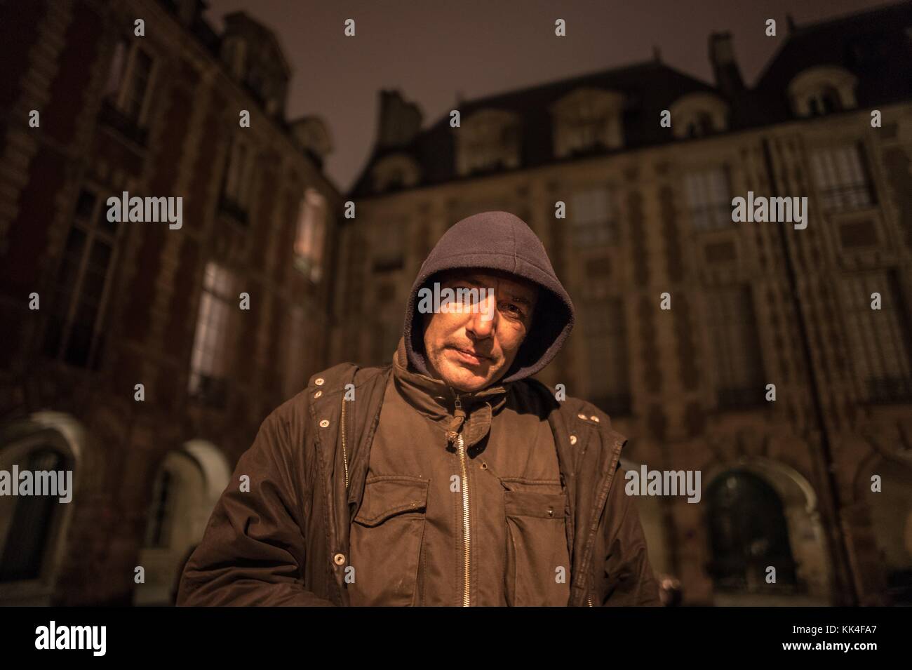 Pauvreté urbaine - 09/01/2013 - - Jean-Marie, sans-abri jeune homme qui dort place Vosges à Paris - Sylvain Leser / le Pictorium Banque D'Images