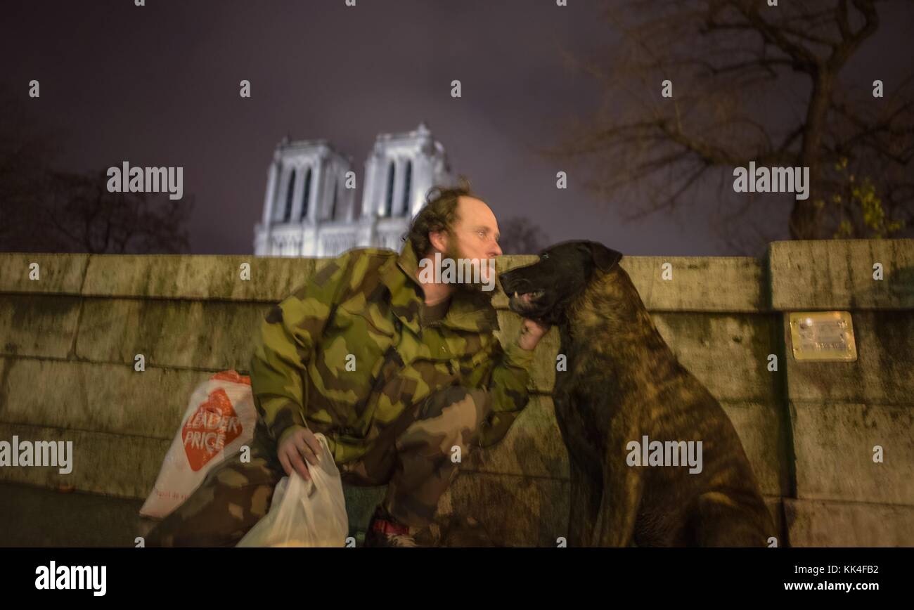 Pauvreté urbaine - 10/01/2013 - - le portrait d'Alexandre avec Kaiser est chien, sans-abri personne. Qui me raconte la vie de son orphelin, ce soir à pied de notre-Dame sous les ponts de Paris - Sylvain Leser / le Pictorium Banque D'Images