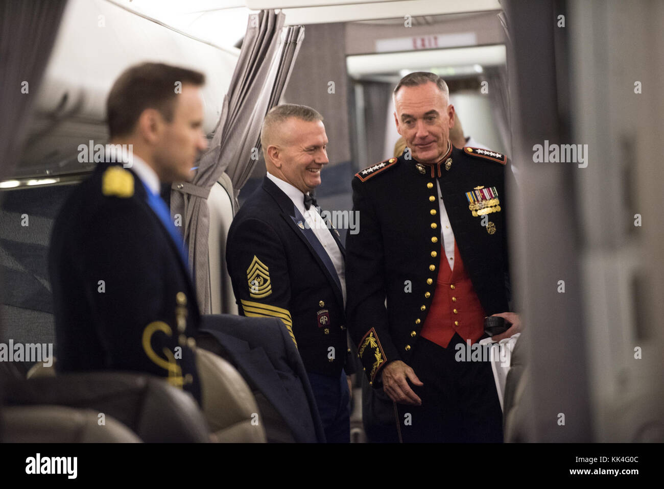 Le général du Corps des Marines américain Joseph F. Dunford, Jr., président de l'état-major interarmées, quitte un C-40B en route vers les États-Unis Transportation Command (USTRANSCOM) 30e anniversaire ballon mixte, Scott Air Force Base, dans l'Illinois, le 6 octobre 2017. L'USTRANSCOM est un commandement de combat fonctionnelle, unifiée qui fournit une solide capacité de mobilité stratégique à travers le monde utilisant des personnes, des camions, des trains, des wagons, des aéronefs, des navires, des systèmes d'information et l'infrastructure, et de partenaires commerciaux. (DoD Photo par le sgt de l'armée américaine. James K. McCann) Banque D'Images