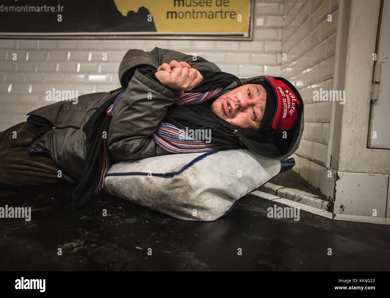 Prowling dans le métro - 23/01/2013 - - prowling dans le métro - Portrait d'une personne sans domicile surnommée « dede ». Qui vit dans le métro depuis plus de 16 ans. C'est un homme fragile et handicapé. Ce soir, il dort dans la station de métro Rues des Boulets - Sylvain Leser / le Pictorium Banque D'Images
