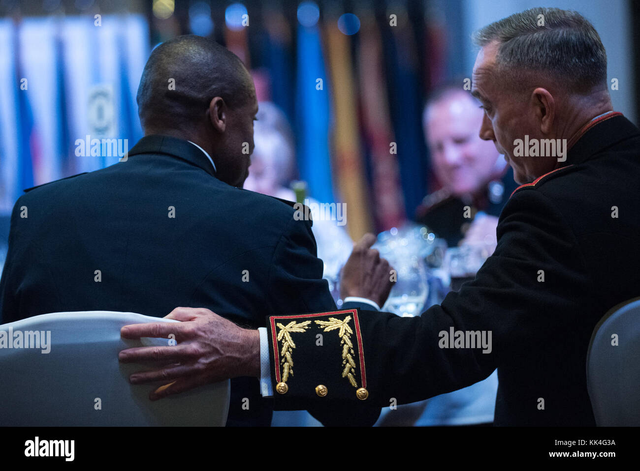 Le général du Corps des Marines américain Joseph F. Dunford, Jr., président de l'état-major des armées, et le général de l'US Air Force Darren W. McDew, commandant du Commandement du transport (l'USTRANSCOM), parler au cours de la 30e anniversaire de l'USTRANSCOM Ball mixte, Scott Air Force Base, dans l'Illinois, le 6 octobre 2017. L'USTRANSCOM est un commandement de combat fonctionnelle, unifiée qui fournit une solide capacité de mobilité stratégique à travers le monde utilisant des personnes, des camions, des trains, des wagons, des aéronefs, des navires, des systèmes d'information et l'infrastructure, et de partenaires commerciaux. (DoD Photo par le sgt de l'armée américaine. James K. McCann) Banque D'Images