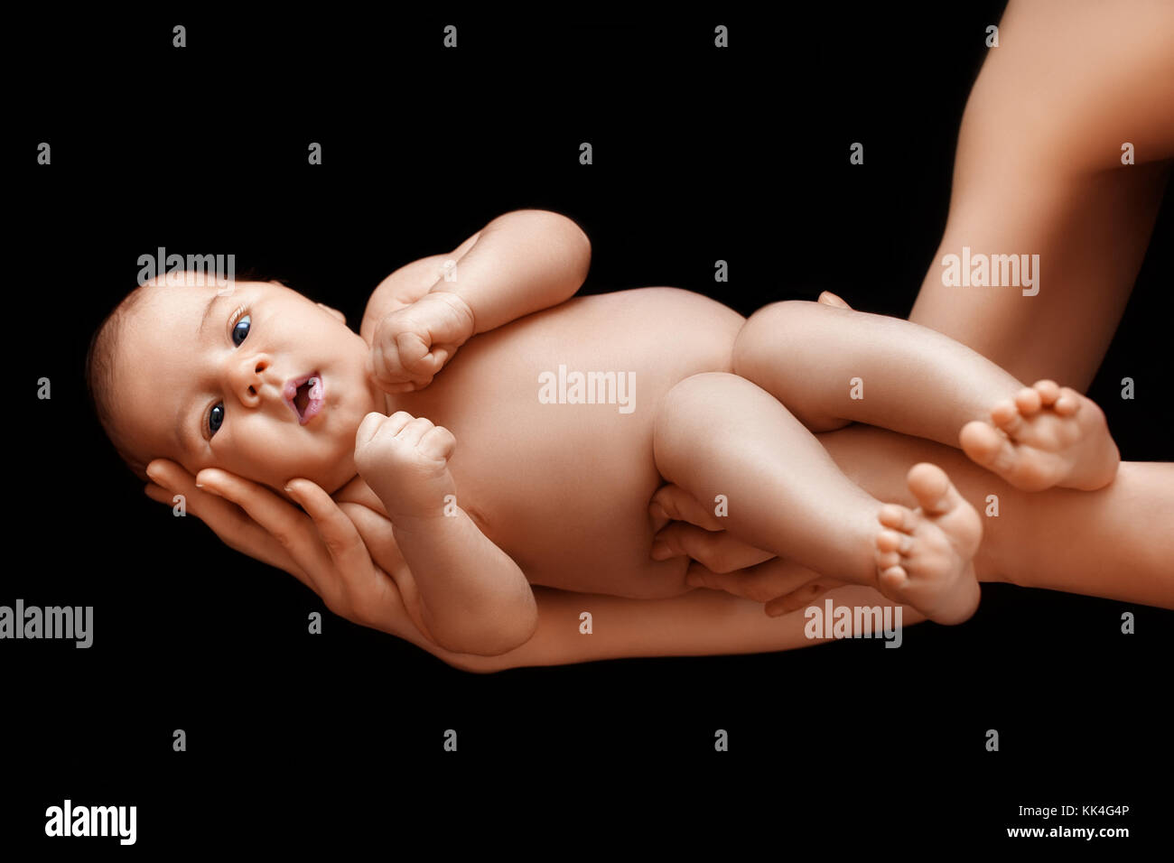 Mère hands holding newborn baby Banque D'Images