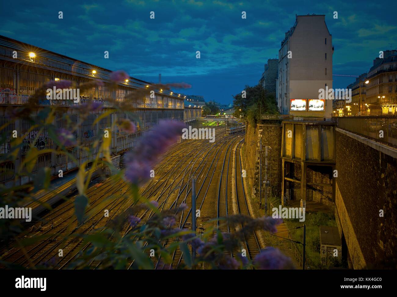 City LIFE - 10/07/2012 - - City LIFE - Gare Saint Lazare à 'Blue hour'. - Sylvain Leser / le Pictorium Banque D'Images