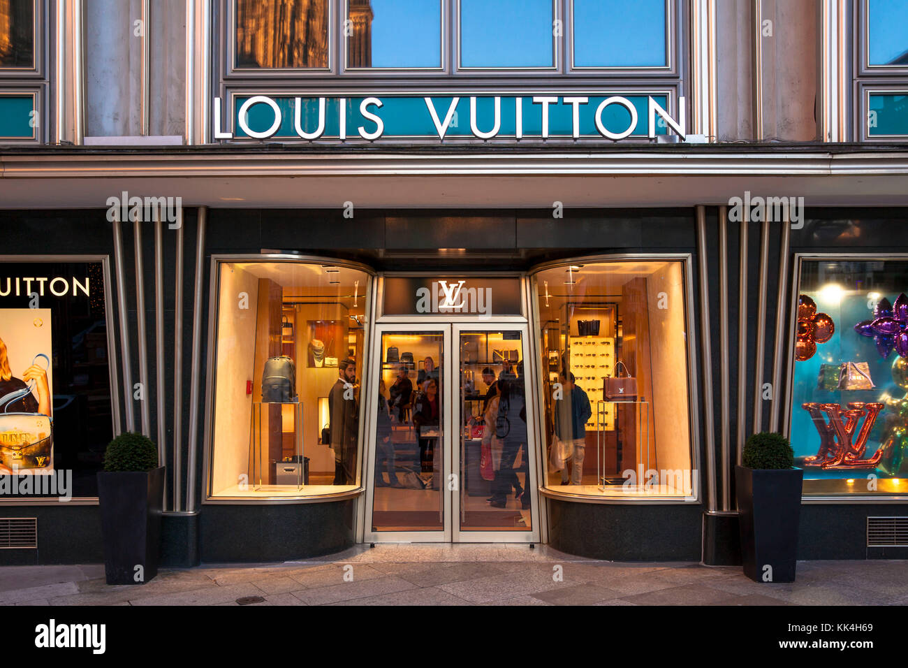 Allemagne, Rhénanie-du-Nord-Westphalie, Cologne, le magasin Louis Vuitton à la maison d'or Blau près de la cathédrale. Allemagne, Nordrhein-Westfalen, Koeln, Banque D'Images