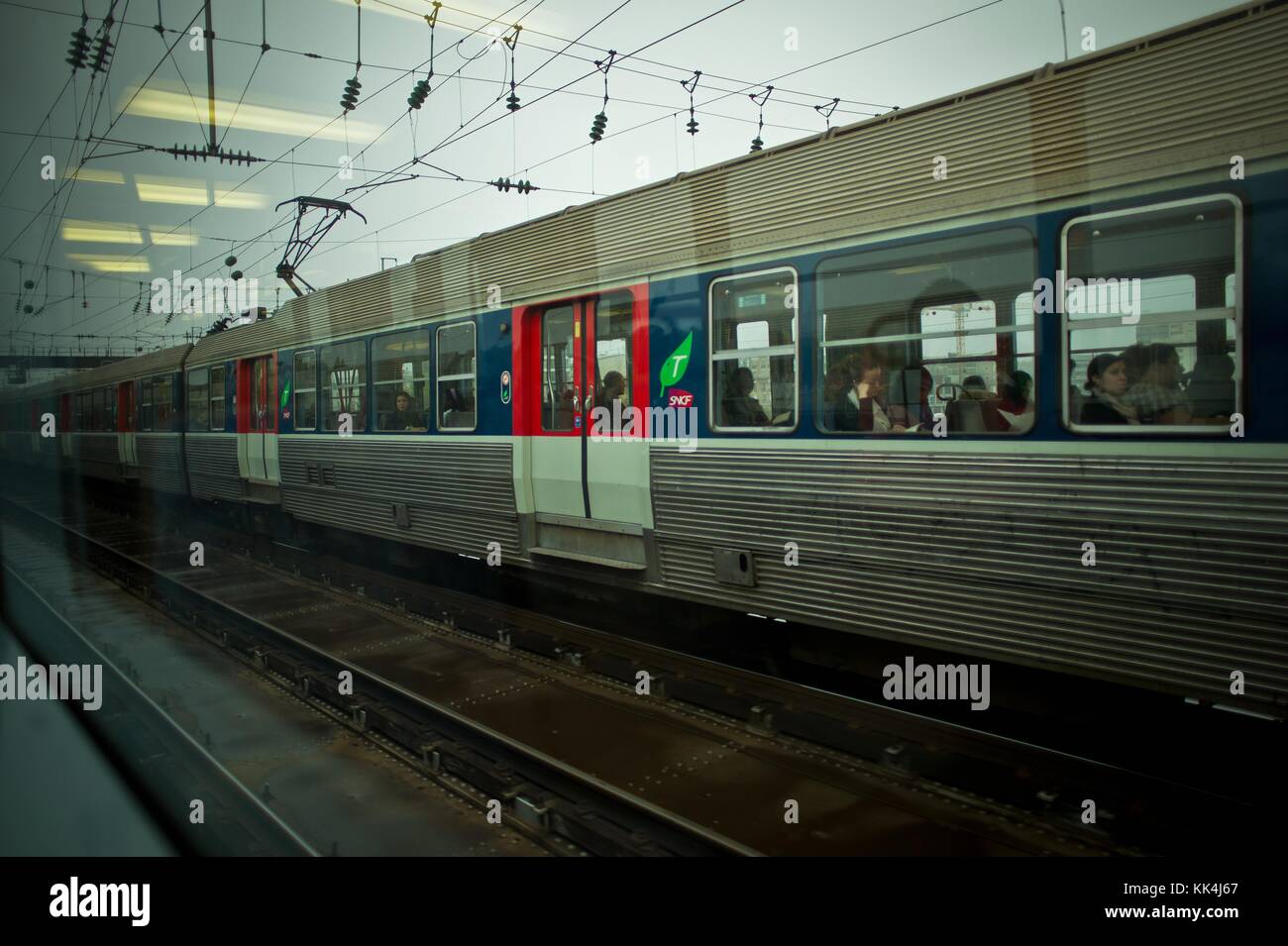 Une partie de la vie urbaine - 23/10/2012 - - une partie de la vie urbaine - transport train de banlieue sncf matin. - - Sylvain Leser / le Pictorium Banque D'Images